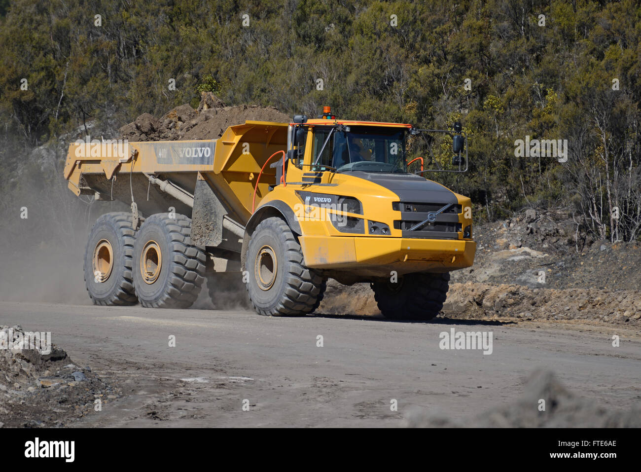 WEST COAST, NEW ZEALAND, 5. November 2015: A Volvo A40F Müllcontainer ist für eine Zuladung von Abraum auf einem Kohle-Bergbau-Betrieb Stockfoto