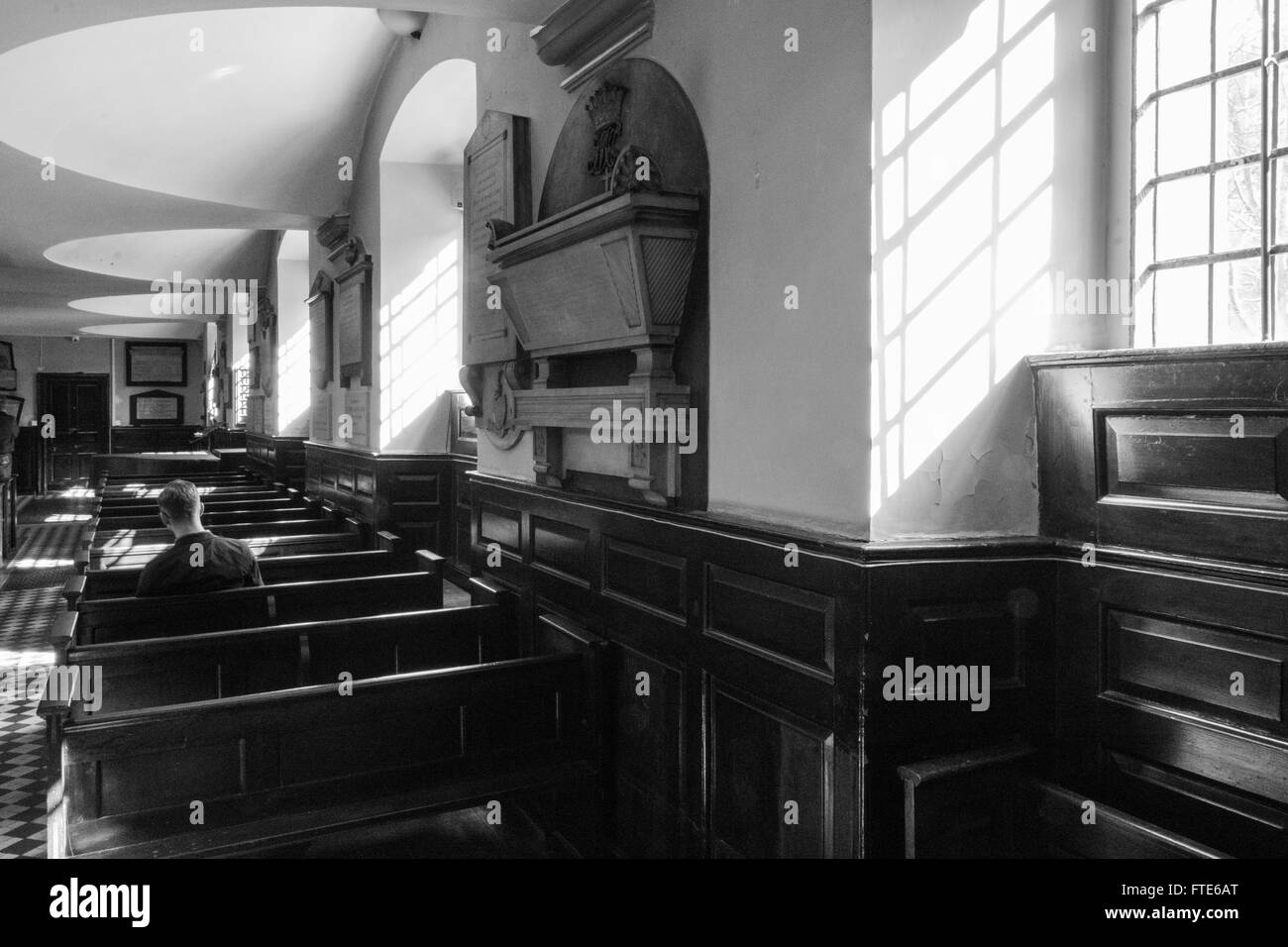 Schwarz / weiß Innenraum von St Giles in Felder, Holborn, London, Großbritannien Stockfoto