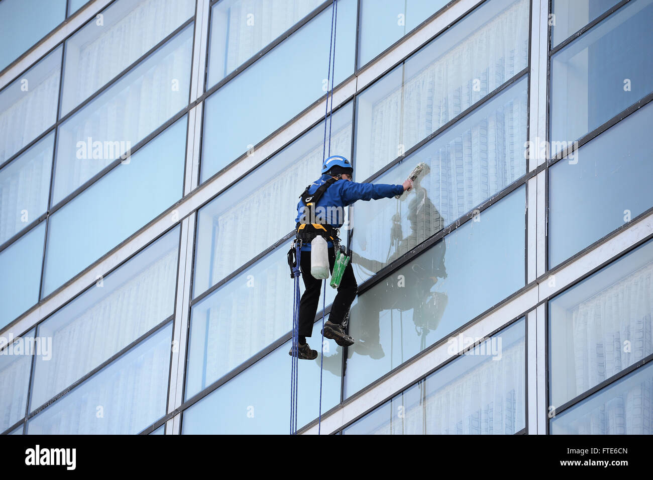 Abseilen-Fensterreiniger, reinigen Sie die Fenster an der Lowry Hotel Manchester Stockfoto