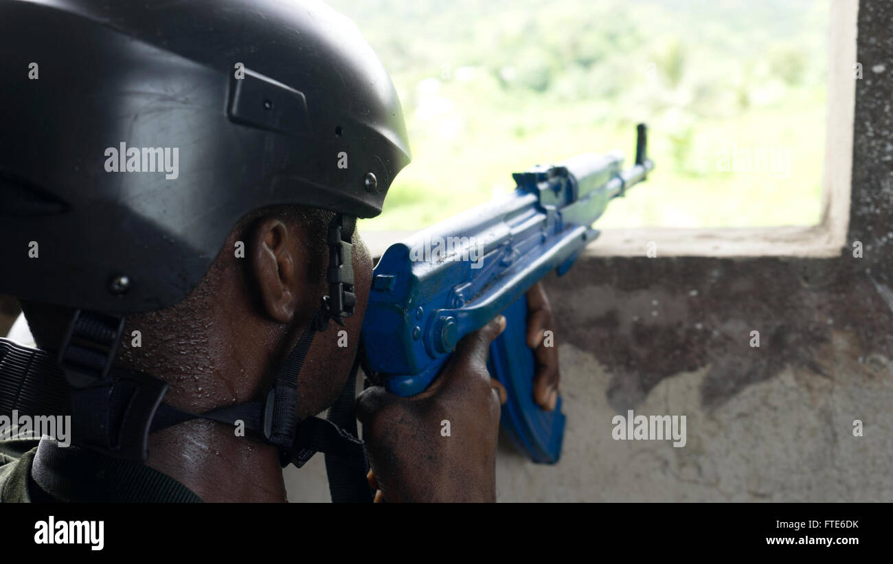 160322-A-VY429-001 Idenau, Cameroun (21. März 2016) kamerunischen und nigerianischen Special Forces Gruppen zusammenarbeiten, während Obangame/Sahara Express 2016 (OESE16). Obangame/Sahara-Express, eine der drei afrikanische regionale ausdrückliche Serie Übungen erleichtert durch US Marine zwingt Europa-Afrika/US 6. Flotte soll regionale Zusammenarbeit, maritimen Bereich Bewusstsein, Informationsaustausch Praktiken zu erhöhen und verbessern Interoperabilität zwischen den teilnehmenden Kräfte um maritime Sicherheit und wirtschaftliche Stabilität in der Region zu verbessern. (Foto: U.S. Army SSG Lea Anne Cuatt/freigegeben) Stockfoto