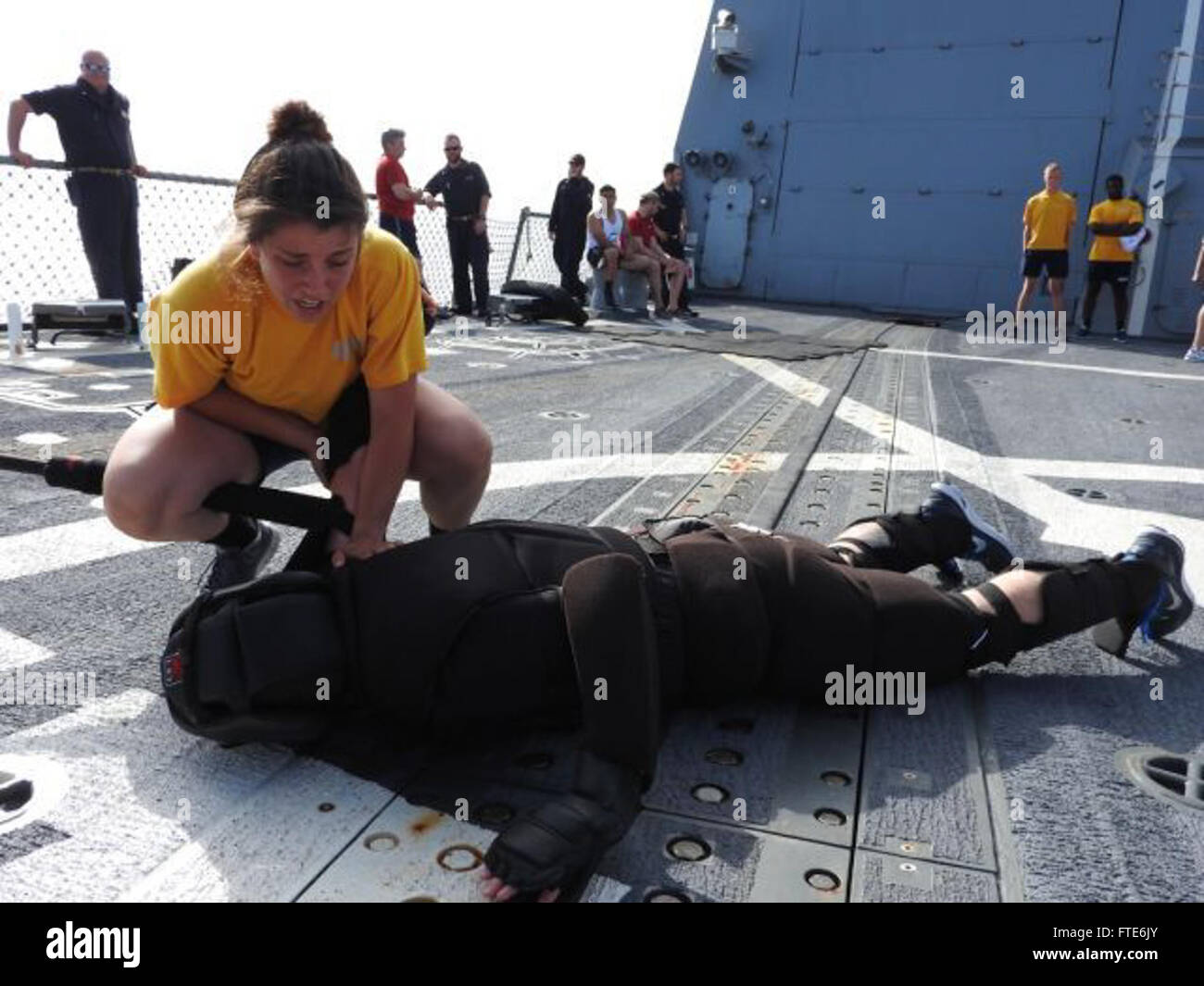 151010-N-WA936-068 Mittelmeer (10. Oktober 2015) Elektroniker / 3. Klasse S.C. Tucker führt einen Takedown während einer Sicherheit Reaction Force Training OC Spray Zertifizierung an Bord der USS Bainbridge (DDG-96) 10. Oktober 2015. Bainbridge, ein Zerstörer der Arleigh-Burke-Klasse-geführte Flugkörper in Norfolk, Gridley führt Marinebetriebe in den USA 6. Flotte Bereich der Maßnahmen zur Erhöhung der Sicherheit der Vereinigten Staaten in Europa und Afrika interessiert. (Foto: U.S. Navy Ensign M. N. Witten/veröffentlicht) Stockfoto