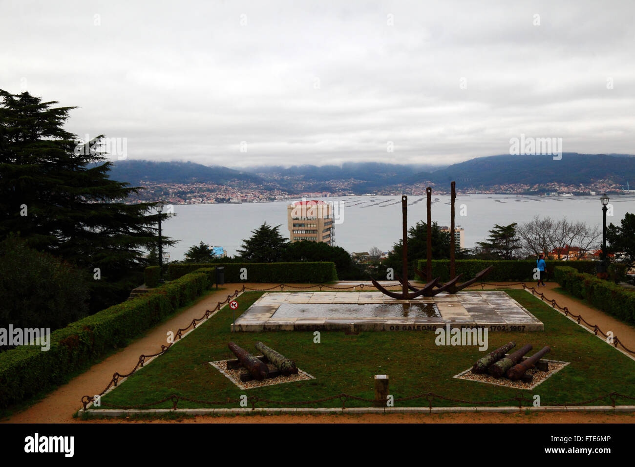 Blick über Denkmal für die Schlacht in der Bucht von Vigo / Rande und Ria de Vigo von Castillo del Castro, Vigo, Galizien, Spanien Stockfoto