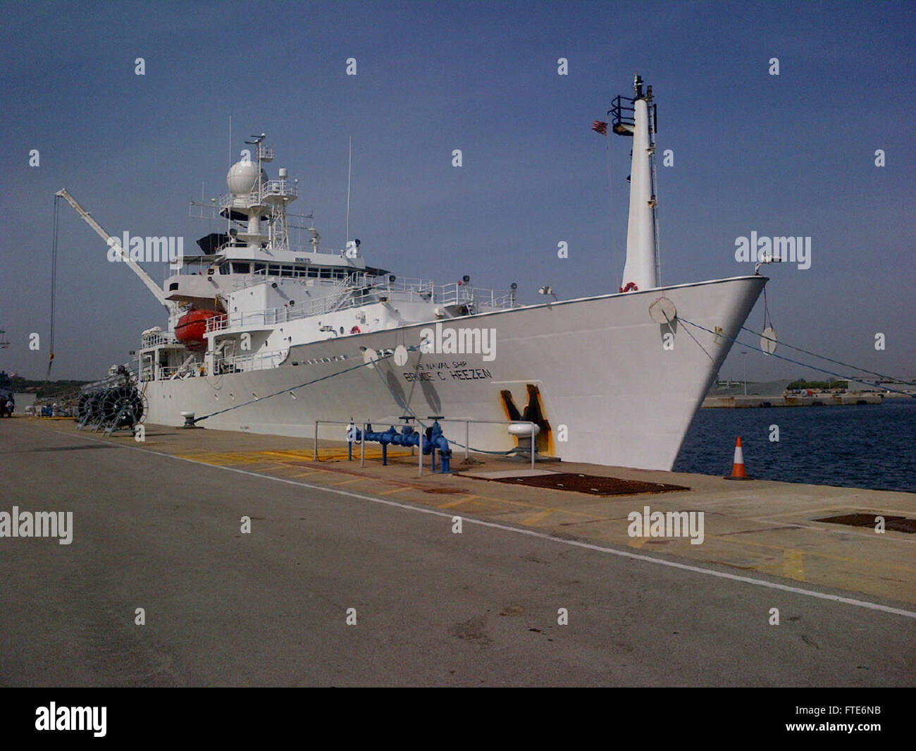 ROTA, Spanien (21. Oktober 2014) – ozeanografischen Forschungsschiff USNS Bruce C. Heezen (T-AGS-64), eine besondere Mission Schiff im Besitz und betrieben von der US Navy Military Sealift Command, führt einen routinemäßige Hafen Besuch in Rota, Spanien. MSC betreibt ca. 110 non-Combatant, zivile Besatzung Schiffe, die Schiffe der US Navy zu ergänzen, spezielle Missionen durchführen, strategisch Präposition Bekämpfung Cargo am Meer auf der ganzen Welt und militärische Ladung und Lieferungen von US-Truppen und Koalitionspartner verwendet. (US Navy Foto von Mark Bigelow/freigegeben) Stockfoto