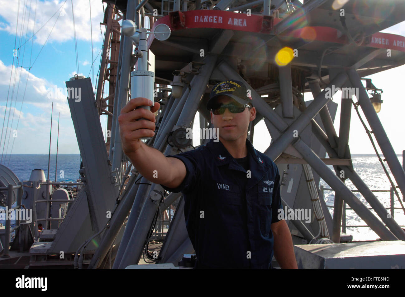 Aerographer's Mate 3rd Class Zachary Yanez verwendet einen handgehaltenen Windvogel an Bord der USS Samuel B. Roberts (FFG-58), um Windgeschwindigkeit und -Richtung während des Schiffsbetriebs zu messen. Das Schiff operiert im Gebiet der 6. US-Flotte, um nationale Sicherheitsinteressen zu unterstützen. Stockfoto