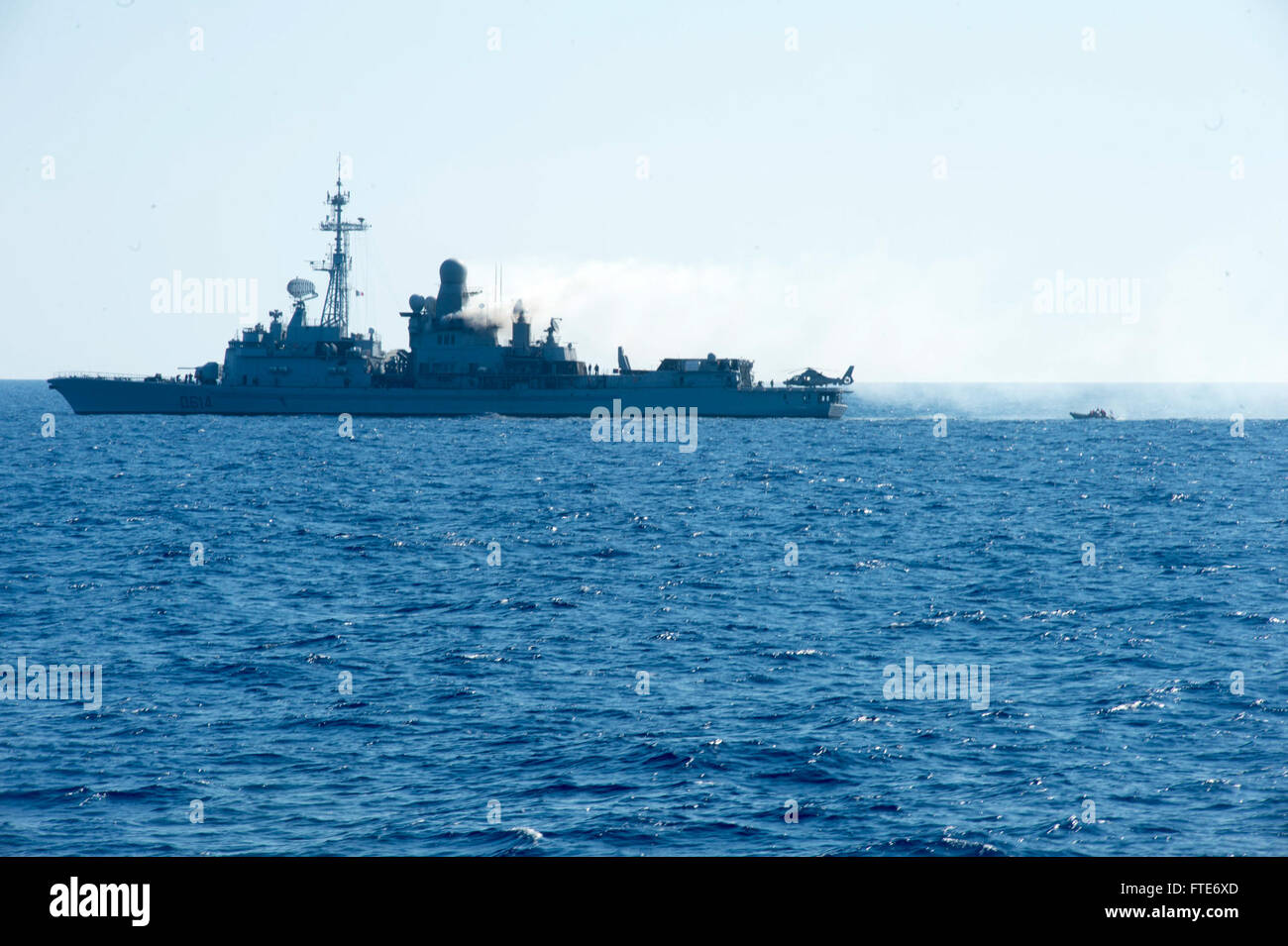 131026-N-UD469-208: MEDITERRANEAN SEA (26. Oktober 2013) - Mitglieder eines Such- und Rettungsaktionen befestigt der Arleigh-Burke-Klasse geführte Flugkörper Zerstörer USS Stout (DDG-55) Manöver ein Festrumpf-Schlauchboot, die französische Anti-Fregatte FS Cassard (D614) für einen Personal-Transfer, die Schiffe zu besichtigen. Stout, Gridley in Norfolk, Virginia, ist auf eine geplante Bereitstellung unterstützen maritimer Sicherheitsoperationen und Sicherheitsbemühungen Zusammenarbeit Theater in den USA 6. Flotte Einsatzgebiet. (Foto: U.S. Navy Mass Communication Specialist 2. Klasse Amanda R. Gray/freigegeben) Stockfoto