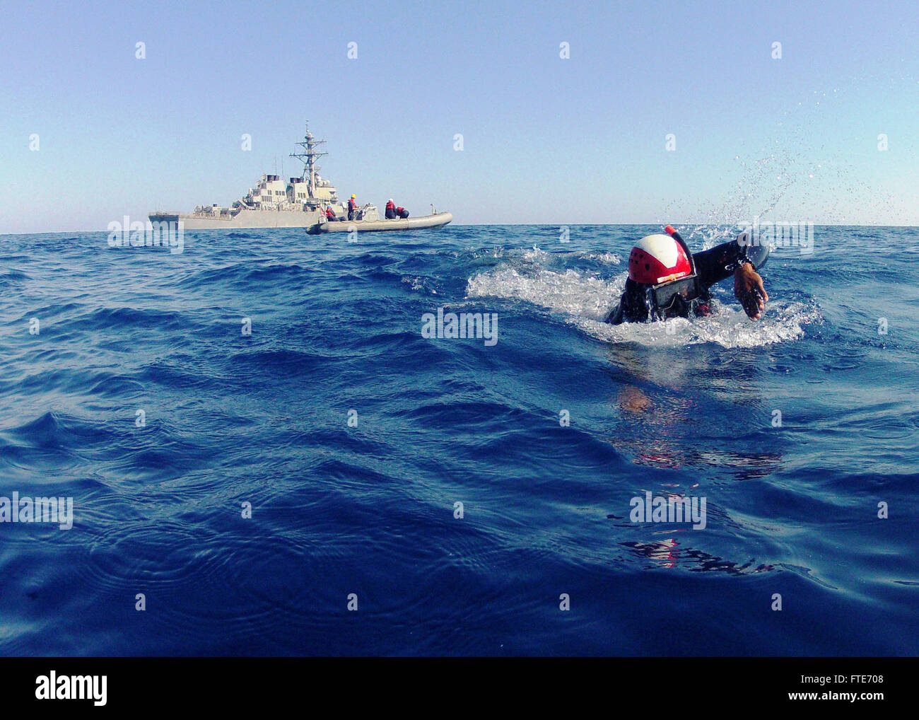Der Seemann Joshua Edwards, der der USS Ramage (DDG 61) zugewiesen wurde, führt Such- und Rettungsschwimmer während einer simulierten Rettung im Mittelmeer durch. Das Schiff ist an Maßnahmen zur Gefahrenabwehr im Seeverkehr und an der Zusammenarbeit im Bereich der Gefahrenabwehr beteiligt. Stockfoto