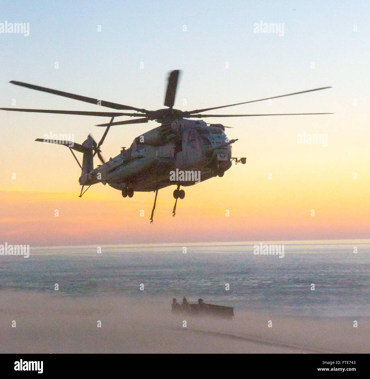 Am 22. Oktober 2015 führte ein CH-53E Super Hallion Helikopter mit Marine Medium Tiltrotor Squadron 162 (VMM-162), 26. Marine Expeditionary Unit, ein externes Lifttraining in Praia da Raposa, Portugal, an Bord der USS Arlington (LPD 24) durch. Diese Übung ist Teil der NATO-Ausbildung Trident Junction 15, die darauf abzielt, die Einsatzbereitschaft multinationaler Unternehmen zu verbessern. Stockfoto