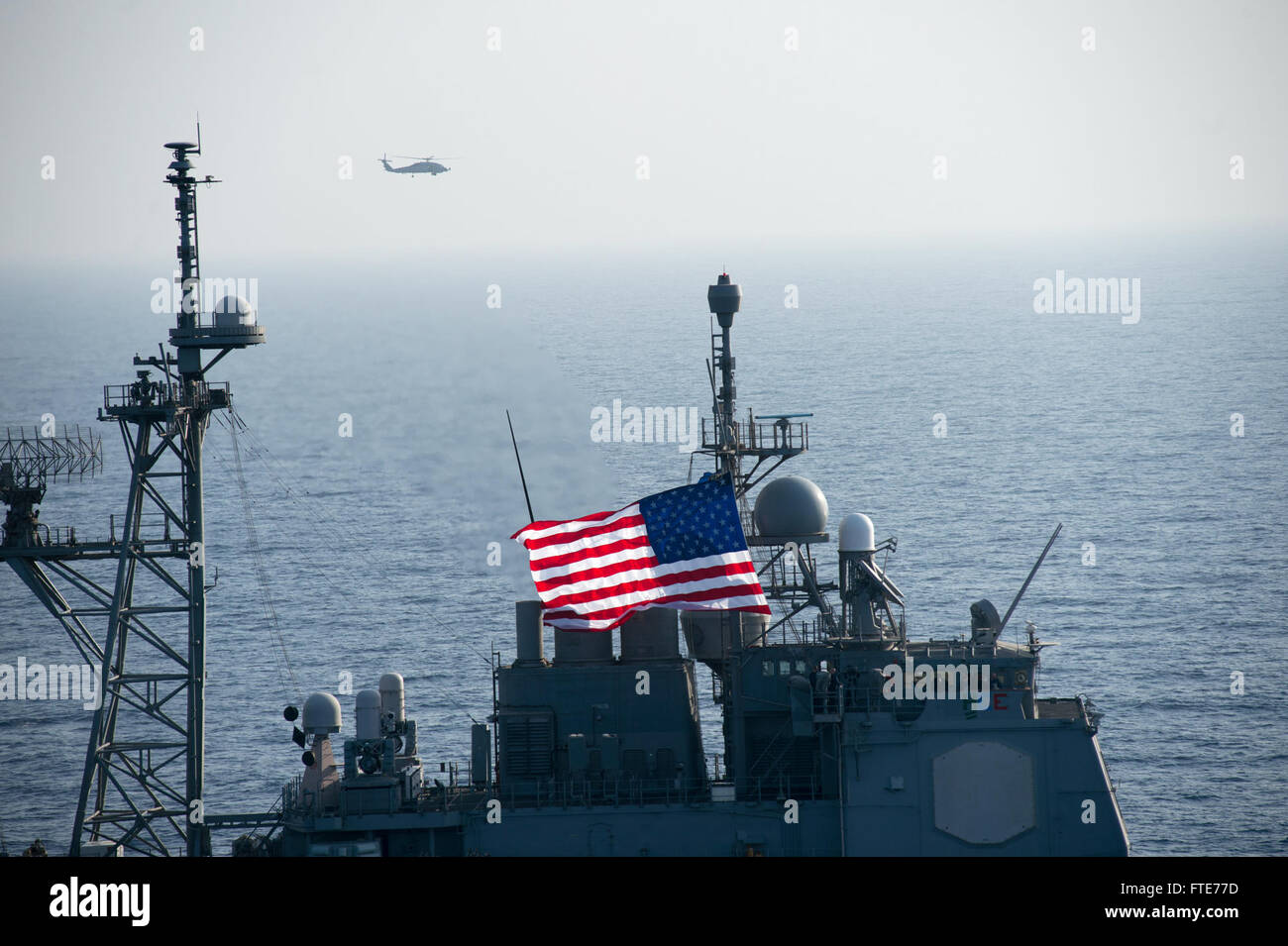 Mittelmeer (1. November 2013) - ein M-60R Hubschrauber, aus dem "Sumpf Füchse" der Hubschrauber Maritime Strike Squadron (HSM) 73, fliegt über die geführte Flugkörper Kreuzer USS Monterey (CG-61). Monterey, Gridley in Norfolk, Virginia, ist auf eine geplante Bereitstellung unterstützen maritimer Sicherheitsoperationen und Sicherheitsbemühungen Zusammenarbeit Theater in den USA 6. Flotte Einsatzgebiet. (Foto: U.S. Navy Mass Communication Specialist 2. Klasse Amanda R. Gray/freigegeben) Stockfoto