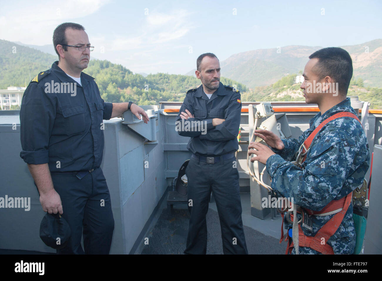 Am 4. November 2013 reiste Quarter Master 3rd Class Jerome Hernaez von der USS *Stout* (DDG 55) während der Dogu Akdeniz 13 Übung in der Türkei an die Chefquartiermeister der spanischen Fregatte *Alvaro de Bazán* (F101). An der Veranstaltung nahmen Militärangehörige verschiedener NATO-Streitkräfte Teil, darunter die türkische Küstenwache, die türkische Luftwaffe und die NATO Maritime Group 2. Stockfoto