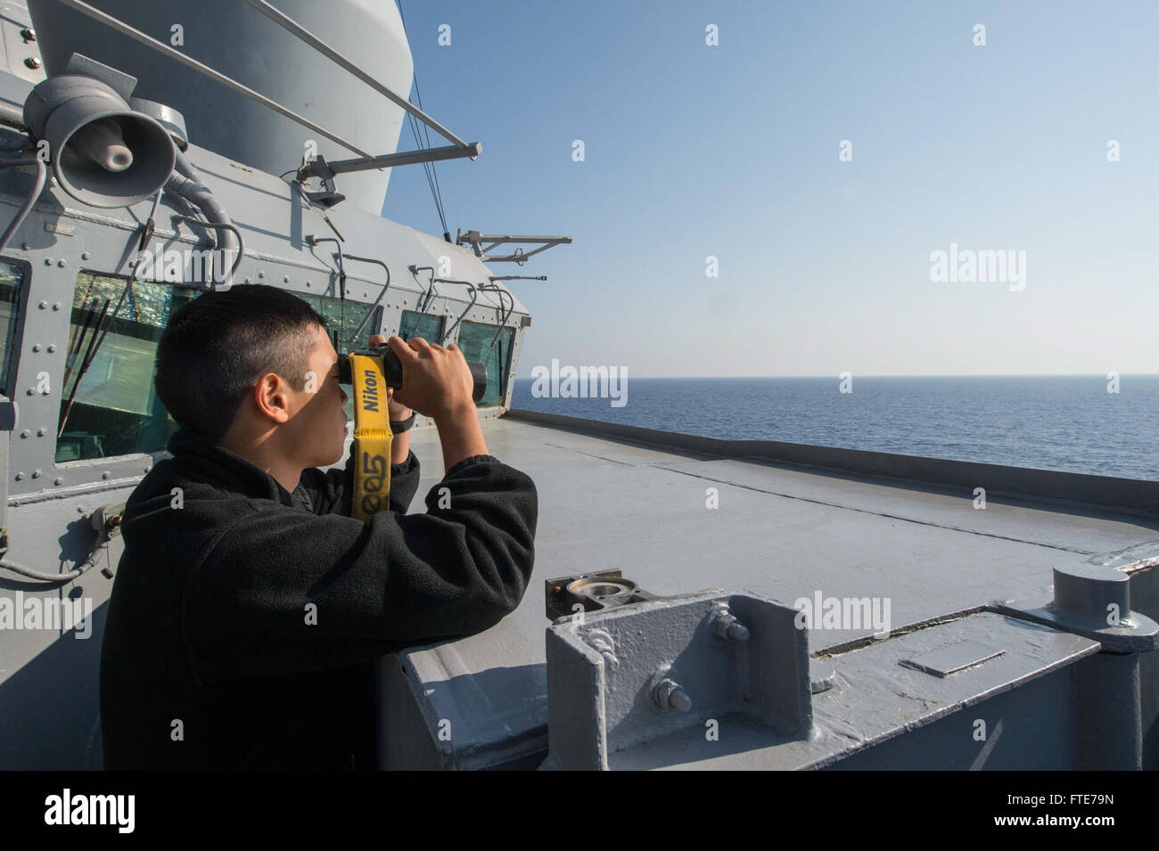 131104-N-VC236-008: MEDITERRANEAN SEA (4. November 2013) - Ensign Harold Kim überwacht eine Kontaktfläche aus dem Steuerbord Brücke Flügel während ein Schiff manövrieren Übung an Bord der Arleigh-Burke-Klasse geführte Flugkörper Zerstörer USS Ramage (DDG-61). Ramage, Haus in Norfolk, Virginia, portiert auf eine geplante Bereitstellung unterstützen maritimer Sicherheitsoperationen und Sicherheitsbemühungen Zusammenarbeit Theater in den USA ist 6. Flotte Einsatzgebiet. (U.S. Navy Photo by Massenkommunikation Spezialist 3. Klasse Jackie Hart/freigegeben) Stockfoto