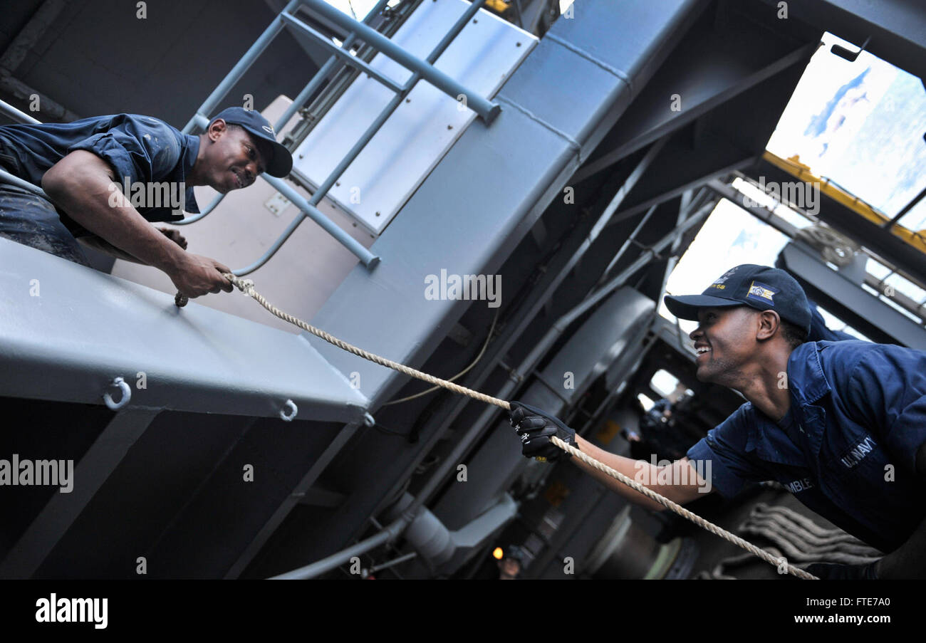 Tyrrhenischen Meer (4. November 2013) – Seemann Derick Wimbley, rechts, Hände aus Atlanta, Georgia, eine Linie bis zu Seemann Gregory Mitchell, von Washington D.C., während ein Meer und Anker Evolution wie der Flugzeugträger USS Nimitz (CVN-68) von Neapel, Italien weicht. Nimitz bereitgestellt wird, Unterstützung von maritimer Sicherheitsoperationen und Sicherheitsbemühungen Zusammenarbeit Theater in den USA 6. Flotte Einsatzgebiet. (Foto: U.S. Navy Masse Kommunikation Spezialist Seemann Kole E. Carpenter / veröffentlicht) Stockfoto