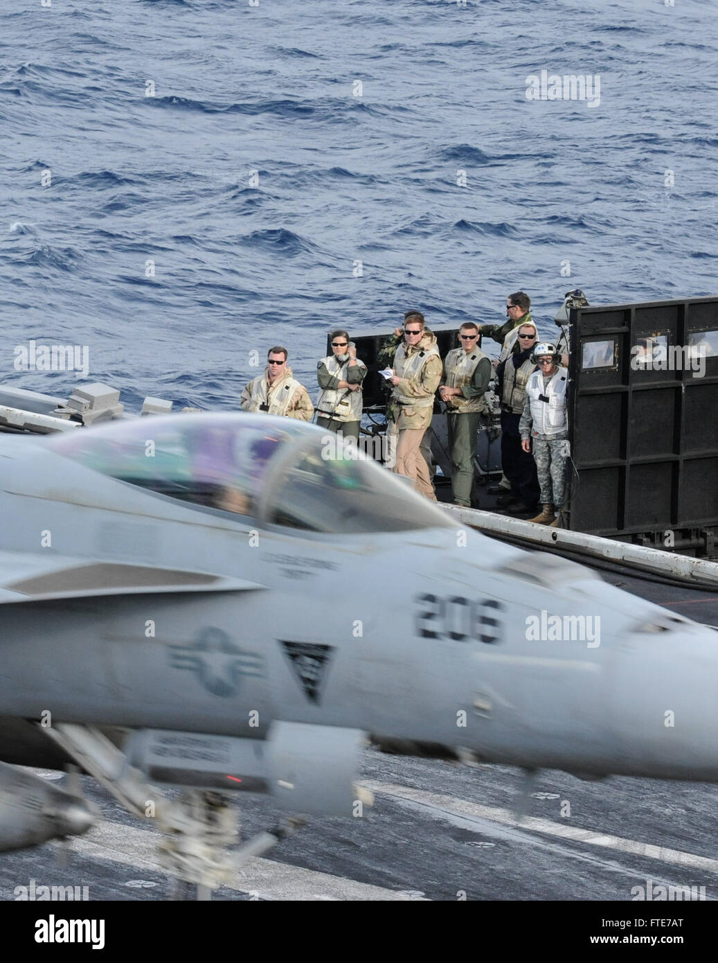 Am 5. November 2013 beobachtet Generalmajor Bryan Owens, Direktor des J3, US-European Command, Flugoperationen an Bord der USS Nimitz (CVN 68) im Mittelmeer. Der Flugzeugträger wird zur Unterstützung der Zusammenarbeit im Bereich der Seeverkehrssicherheit und der Theatersicherheit im Gebiet der 6. US-Flotte eingesetzt. Die Operation unterstreicht die strategische Rolle der Nimitz bei der Aufrechterhaltung der regionalen Sicherheit. Stockfoto
