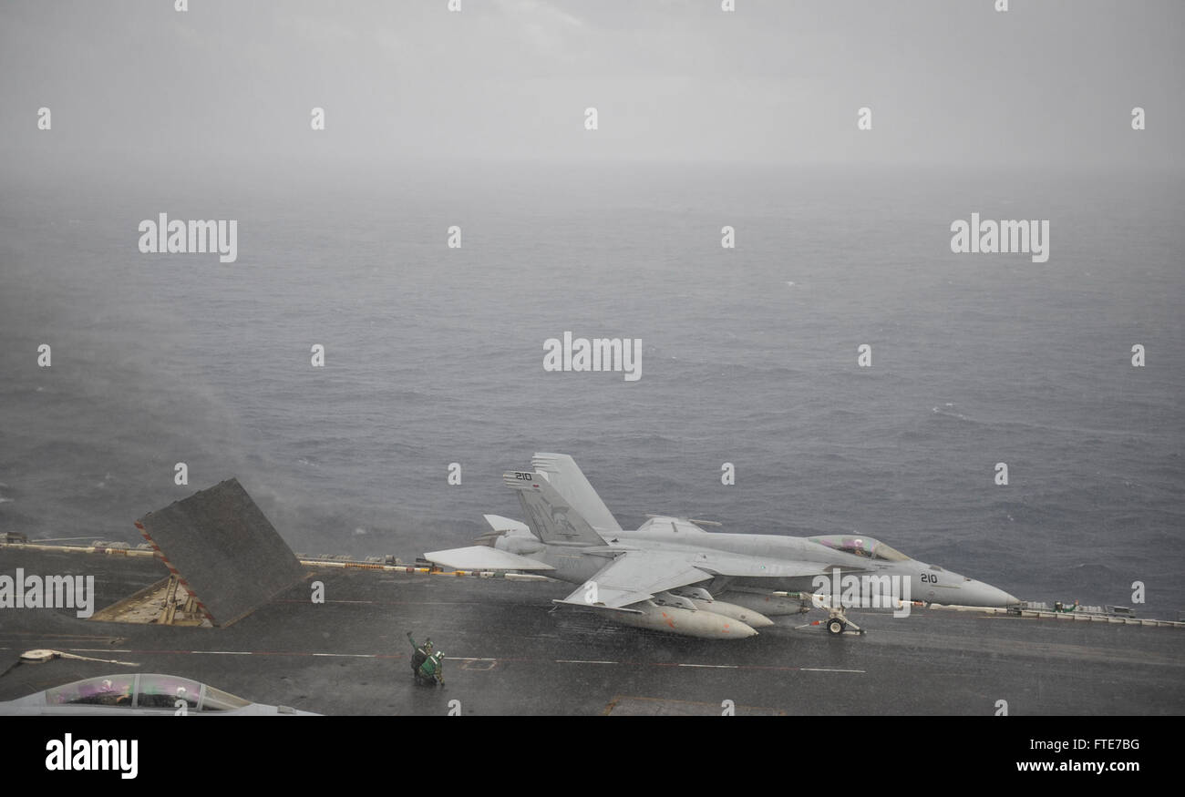 Mittelmeer (5. November 2013) eine F/A-18E Super Hornet, die "Argonauten" des Strike Fighter Squadron (VFA) 146 zugewiesen bereitet sich auf das Flugdeck des Flugzeugträgers USS Nimitz (CVN-68) zu starten. Nimitz bereitgestellt wird, Unterstützung von maritimer Sicherheitsoperationen und Sicherheitsbemühungen Zusammenarbeit Theater in den USA 6. Flotte Einsatzgebiet. (Foto: U.S. Navy Masse Kommunikation Spezialist Seemann Kole E. Carpenter/freigegeben) Stockfoto