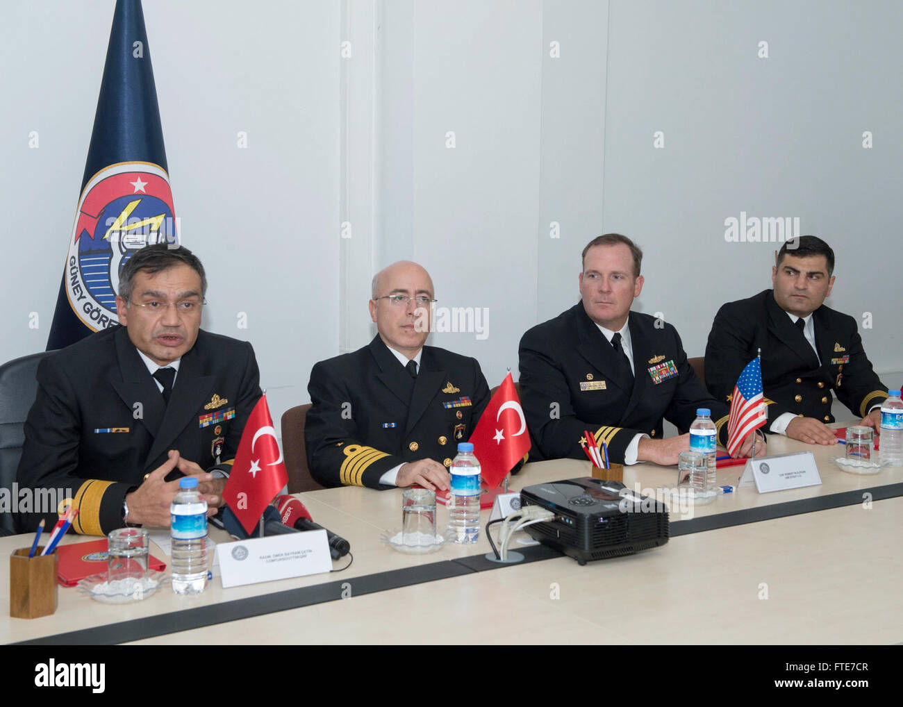 AKSAZ, Türkei (6. November 2013)-eine erste Pressekonferenz auf dem Marinestützpunkt Aksaz an die Medien in Vorbereitung für die bevorstehende Dogu Akdeniz Übungen.  Die Übung, die in den nächsten zwei Wochen stattfinden wird, wird vom Kommandanten, türkische Flotte ausgerichtet und umfasst Kräfte durch die türkische Küstenwache, türkische Luftwaffe, Schiffe von Standing NATO Maritime Group 2 (SNMG 2) und der Arleigh-Burke-Klasse geführte Flugkörper Zerstörer USS Stout (DDG-55).  Stout, Gridley in Norfolk, Virginia, ist auf eine geplante Bereitstellung unterstützen maritimer Sicherheitsoperationen und Theater Sicherheit coop Stockfoto