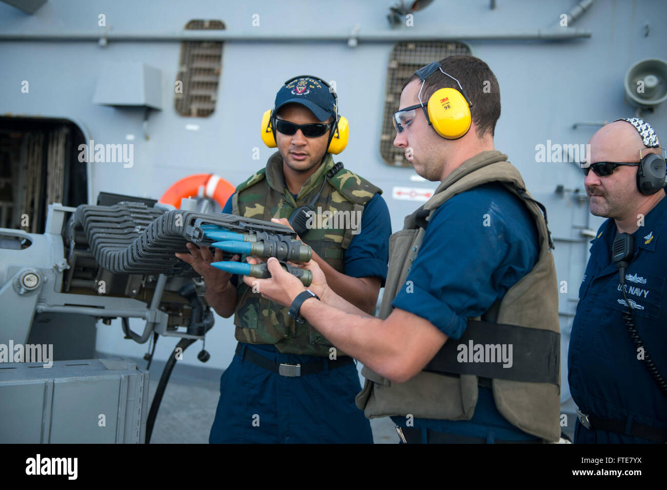 Gunner's Mate 2nd Class Gregory Spaulding und sein Marinepersonal landen während einer Feuerübung im Mittelmeer in die Mk 38 25mm-Kanone an Bord der USS Stout und unterstützen die Operationen der US Navy. Stockfoto