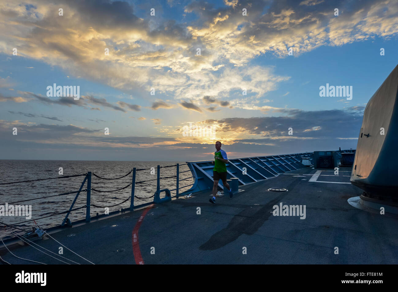 131122-N-QL471-380: Mittelmeer (22. November 2013) CMdR Darren Dugan, Executive Officer von geführte Flugkörper Kreuzer USS Monterey (CG-61), läuft auf dem Schiff Vorschiff. Monterey wird eingesetzt zur Unterstützung der Sicherheit im Seeverkehr Operationen und Sicherheitsbemühungen Zusammenarbeit Theater in den USA 6. Flotte Einsatzgebiet. (Foto: U.S. Navy Mass Communication Specialist 3. Klasse Billy Ho/freigegeben) Stockfoto