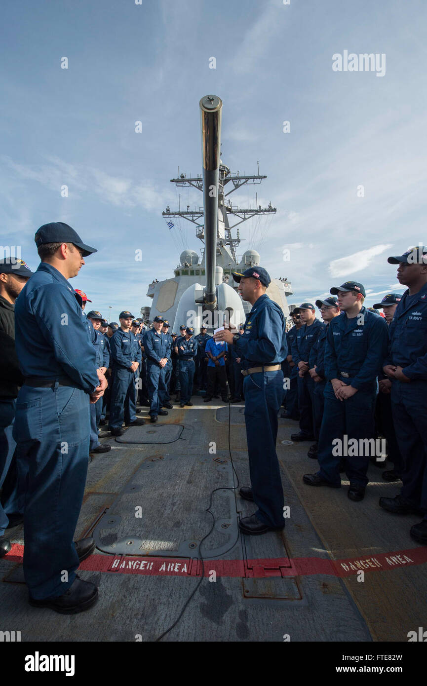 131123-N-VC236-097: SOUDA BAY, Griechenland (23. November 2013) - CMdR Dave Stoner, Kommandierender Offizier der der Arleigh-Burke-Klasse geführte Flugkörper Zerstörer USS Ramage (DDG-61), center, spricht zu den Seeleuten während eines alle Hände Anrufs gehalten auf dem Vorschiff. Ramage ist auf eine geplante Bereitstellung unterstützen maritimer Sicherheitsoperationen und Sicherheitsbemühungen Zusammenarbeit Theater in den USA 6. Flotte Einsatzgebiet. (U.S. Navy Photo by Massenkommunikation Spezialist 3. Klasse Jackie Hart/freigegeben) Stockfoto