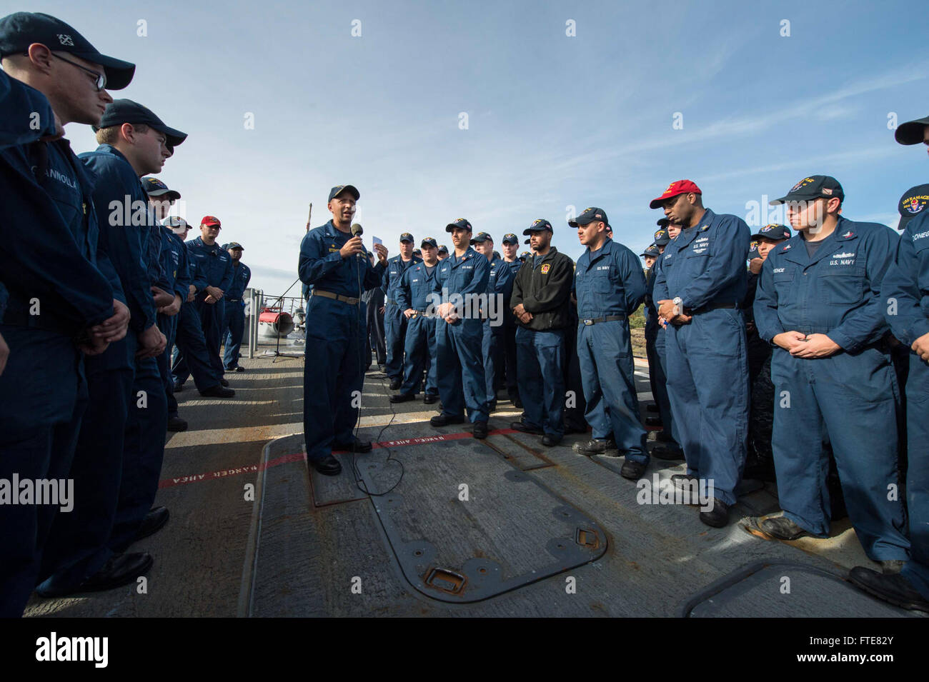 131123-N-VC236-100: SOUDA BAY, Griechenland (23. November 2013) - CMdR Dave Stoner, Kommandierender Offizier der der Arleigh-Burke-Klasse geführte Flugkörper Zerstörer USS Ramage (DDG-61), center, spricht zu den Seeleuten während eines alle Hände Anrufs gehalten auf dem Vorschiff. Ramage ist auf eine geplante Bereitstellung unterstützen maritimer Sicherheitsoperationen und Sicherheitsbemühungen Zusammenarbeit Theater in den USA 6. Flotte Einsatzgebiet. (U.S. Navy Photo by Massenkommunikation Spezialist 3. Klasse Jackie Hart/freigegeben) Stockfoto