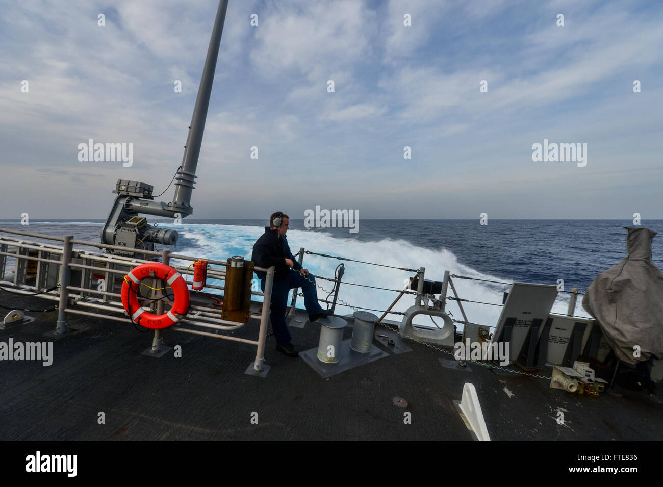 Boatswain’s Mate Seaman Apprentice Cody Smith beobachtet während einer Mann-über-Bord-Übung an Bord der USS Monterey (CG 61) im Mittelmeer. Der Lenkraketenkreuzer wird eingesetzt, um die Zusammenarbeit im Bereich Sicherheit und Sicherheit im Seeverkehr im Einsatzgebiet der 6. US-Flotte zu unterstützen. Stockfoto
