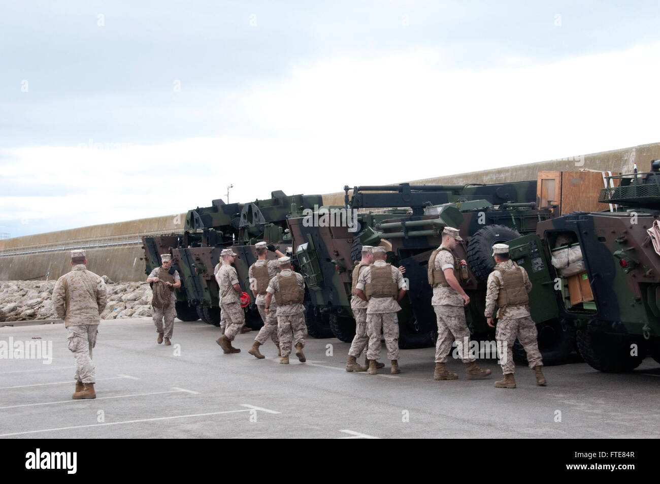 Dieses Foto der US Navy zeigt Marines, die leichte gepanzerte Fahrzeuge 25 während der von der NATO geführten Trident Junction 2015 Übung auf der Marinestation Rota, Spanien, vorbereiten. Ziel dieser Maßnahme war es, die Interoperabilität und Einsatzbereitschaft der NATO-Truppen zu verbessern. Stockfoto