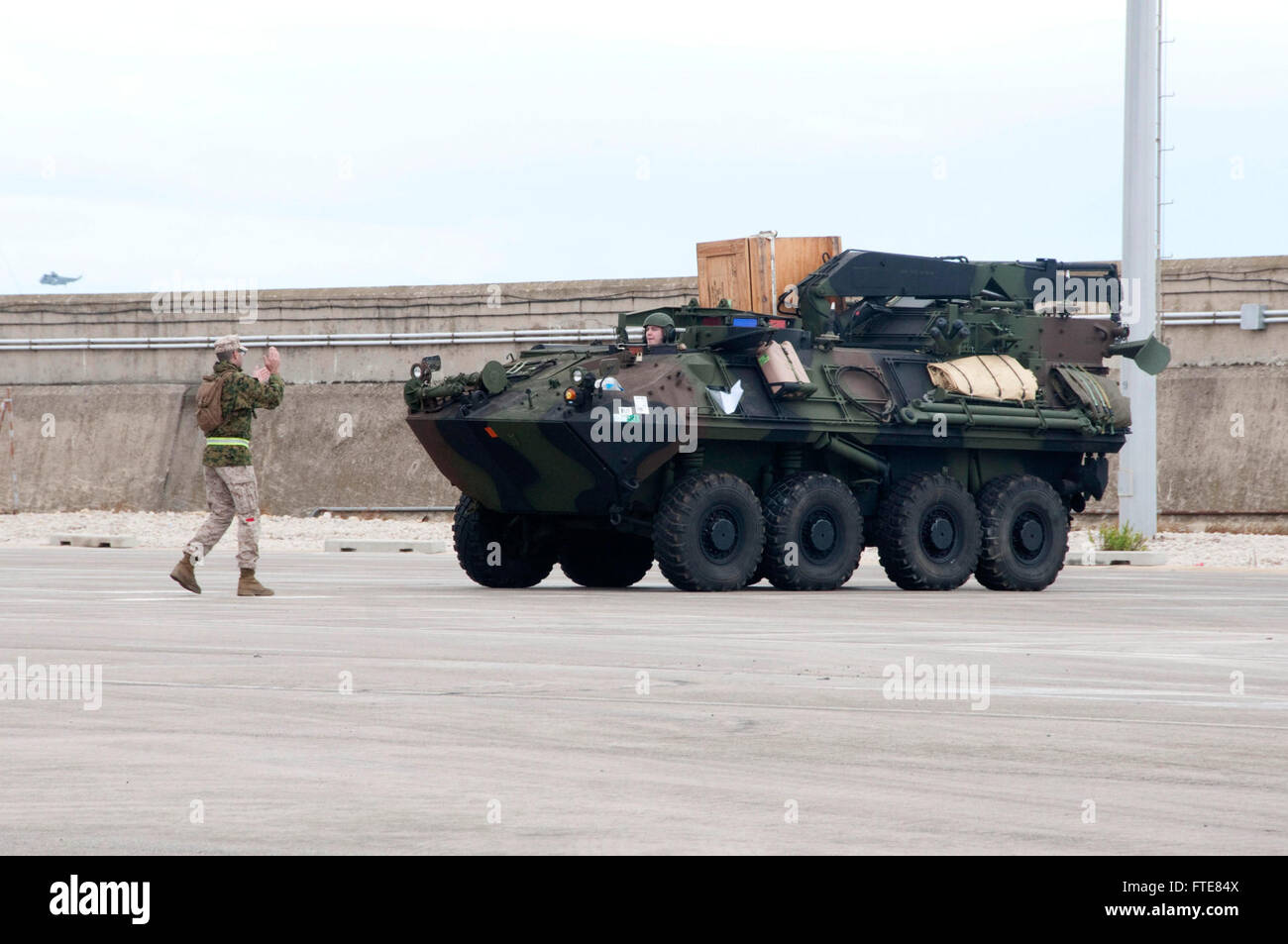 Ein Marine der Landing Support Company führt am 20. Oktober 2015 ein leichtes gepanzertes Fahrzeug-25 auf der Marinestation Rota, Spanien, während der NATO-geführten Übung Trident Junction 2015. Diese Übung zielt darauf ab, die NATO-Eingreiftruppen zu stärken und die militärische Zusammenarbeit zwischen den alliierten Nationen und den Partnerländern zu stärken. Stockfoto