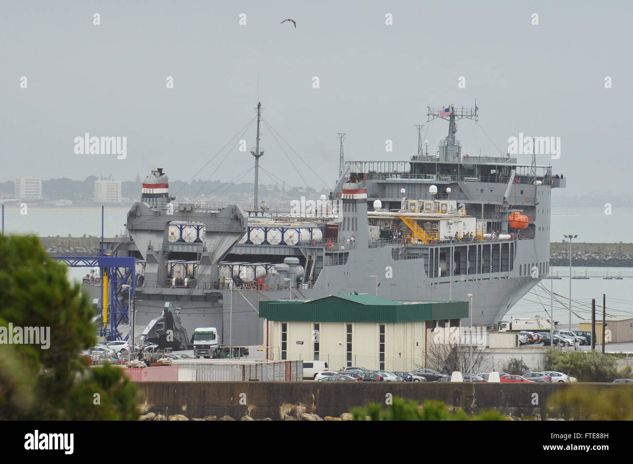 130214-N-TM034-212: ROTA, Spanien (13. Februar 2014) - das Containerschiff MS Cape Ray (T-AKR 9679) kommt an der Naval Station Rota, Spanien für einen geplanten Hafen-Besuch. Das Schiff wurde modifiziert, um einen Beitrag zu den Vereinten Nationen und der Organisation für das Verbot chemischer Waffen gemeinsame Mission Syriens Chemiewaffen Materialien zu beseitigen. (Foto: U.S. Navy Chief Masse Kommunikation Spezialist Mikel Bookwalter/freigegeben) Join die Konversation auf Twitter (https://twitter.com/naveur navaf) folgen Sie uns auf Facebook (https://www.facebook.com/USNavalForcesEuropeAfrica), und während Sie gerade dabei sind ch Stockfoto
