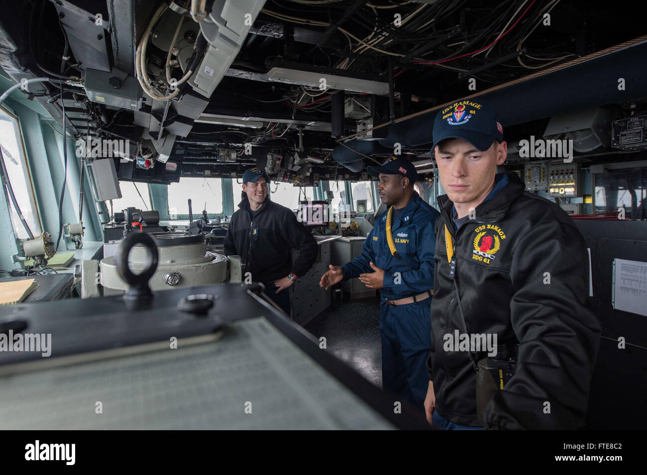 131208-N-VC236-002-Mittelmeer (8. Dezember 2013) - Lt. j.g. Michael Gesetze, Recht, Lt. Emmitt Dempsey, zentrieren und Ensign Matthew Taber Wachen in der pilot-Haus von der Arleigh-Burke-Klasse geführte Flugkörper Zerstörer USS Ramage (DDG-61). Ramage ist auf eine geplante Bereitstellung unterstützen maritimer Sicherheitsoperationen und Sicherheitsbemühungen Zusammenarbeit Theater in den USA 6. Flotte Einsatzgebiet. (U.S. Navy Photo by Massenkommunikation Spezialist 3. Klasse Jackie Hart/freigegeben) Stockfoto