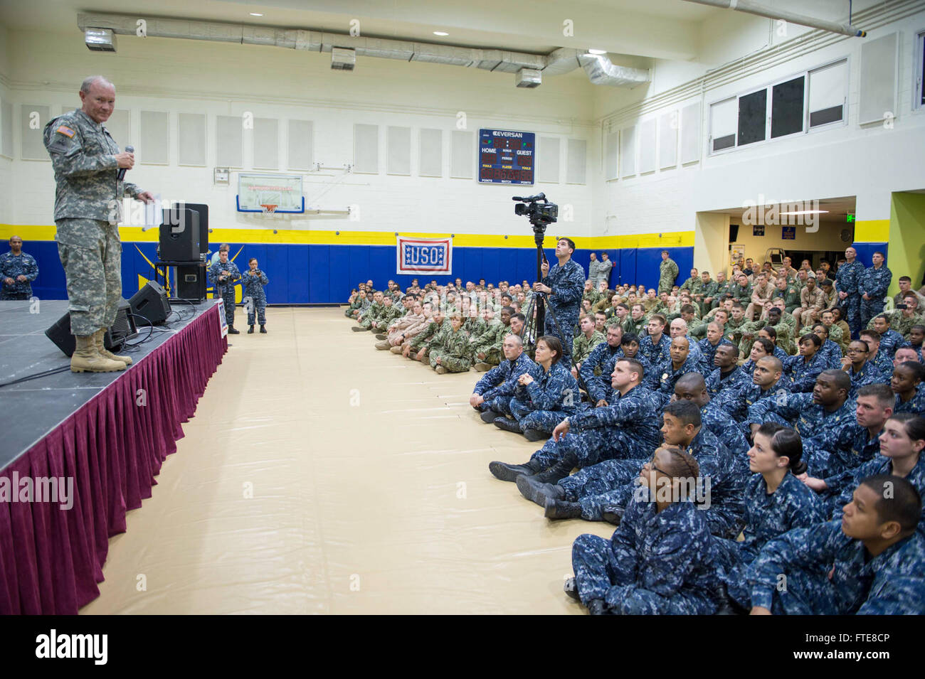 SOUDA BAY, Griechenland (8. Dezember 2013) - Vorsitzender der Joint Chiefs Of Staff, General Martin Dempsey, spricht mit Matrosen, Marines und Flieger, bevor Sie zum Auftakt der jährlichen USO Urlaub Tour am Naval Support Activity (NSA) Souda-Bucht.  Die Tour bietet eine Vielzahl von anderen Prominenten und der Vorsitzende der Joint Chiefs Of Staff besuchen vier Ländern und fünf Basen zu interagieren, die Truppen für den Urlaub.  Stout, Gridley in Norfolk, Virginia, ist auf eine geplante Bereitstellung unterstützen maritimer Sicherheitsoperationen und Sicherheitsbemühungen Zusammenarbeit Theater in den USA 6. Flotte Einsatzgebiet. (US Stockfoto