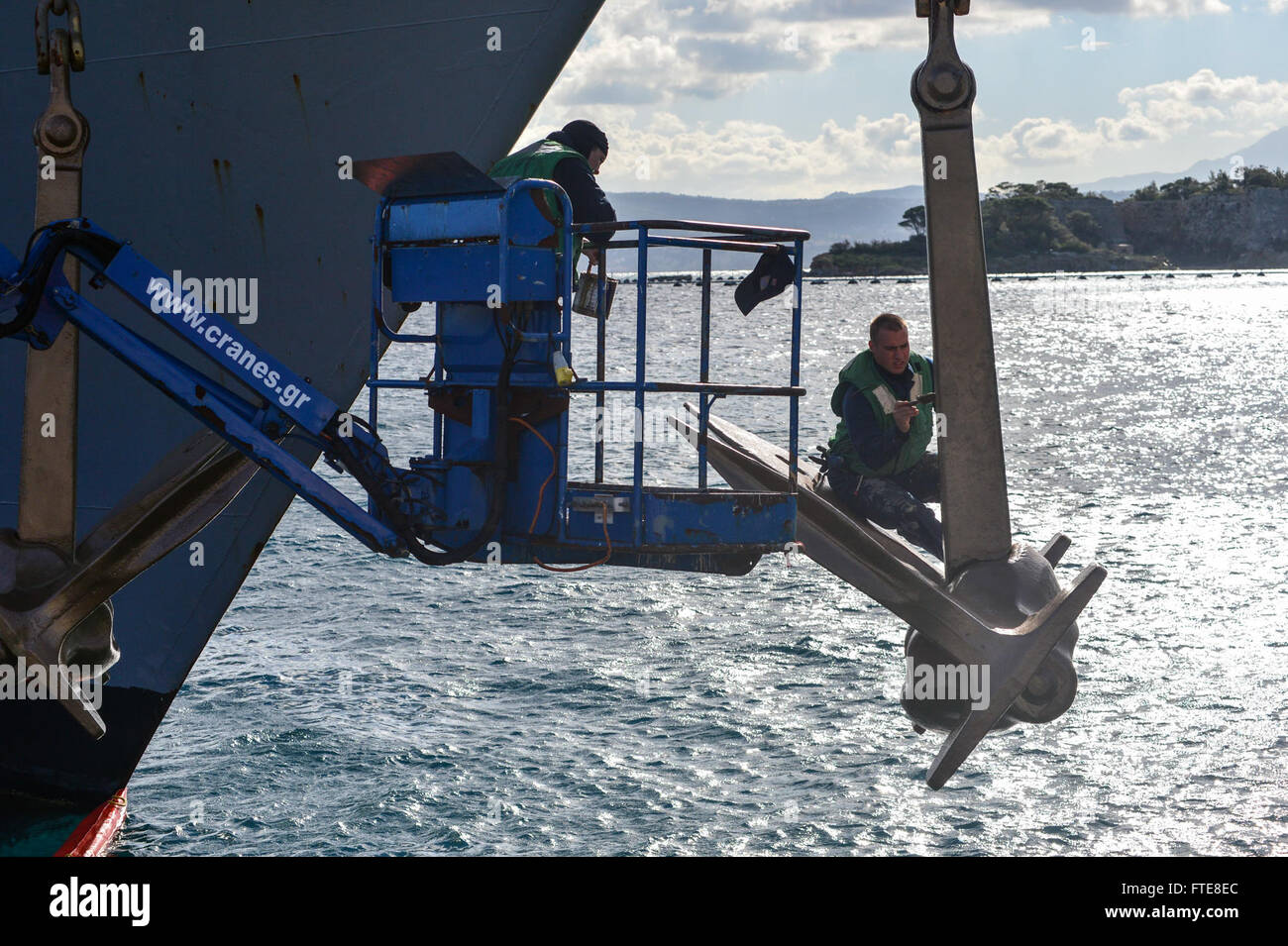 Seaman Jonathan Keene und Seaman Jonathan Keene werden am Anker der USS Monterey, einem in der 6. US-Flotte eingesetzten Lenkraketenkreuzer, beobachtet. Das Schiff unterstützt maritime Sicherheitseinsätze in der Souda Bay, Griechenland, und hebt die Operationen der US Navy hervor. Stockfoto