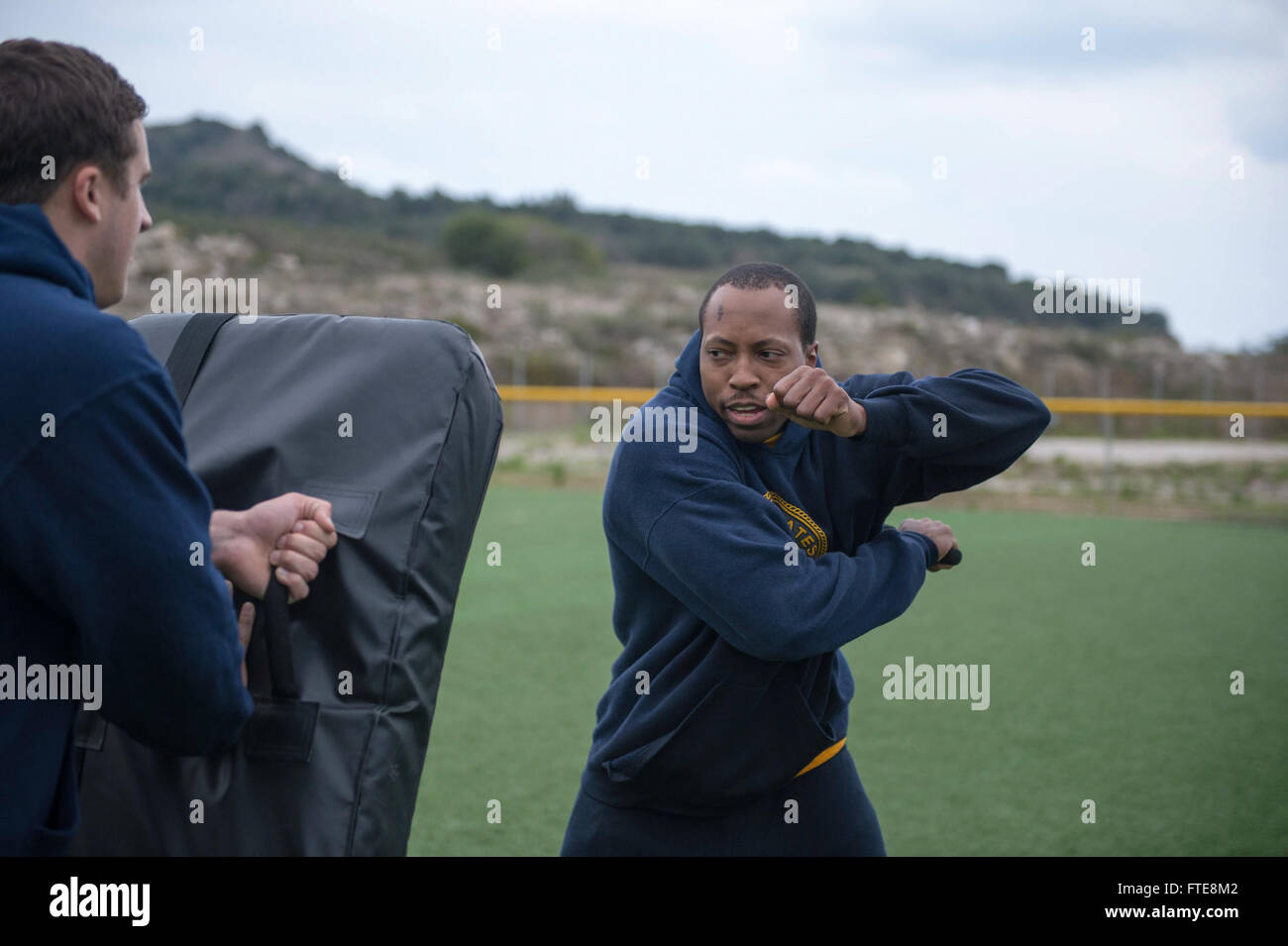 Dieses Bild zeigt Operations Specialist 2nd Class Verlon Kelly, der Schlagtechniken auf dem Interior Communications Elektriker 2nd Class Jason Pullins an Bord der USS Stout (DDG 55) während einer Sicherheitsreaktionstruppe (SRF) Qualifikation in Souda Bay, Griechenland, übt. Die USS Stout, ein Lenkraketenzerstörer der Arleigh-Burke-Klasse, befindet sich auf einem geplanten Einsatz, der die Seeverkehrssicherheit und Operationen der 6. US-Flotte unterstützt. Stockfoto