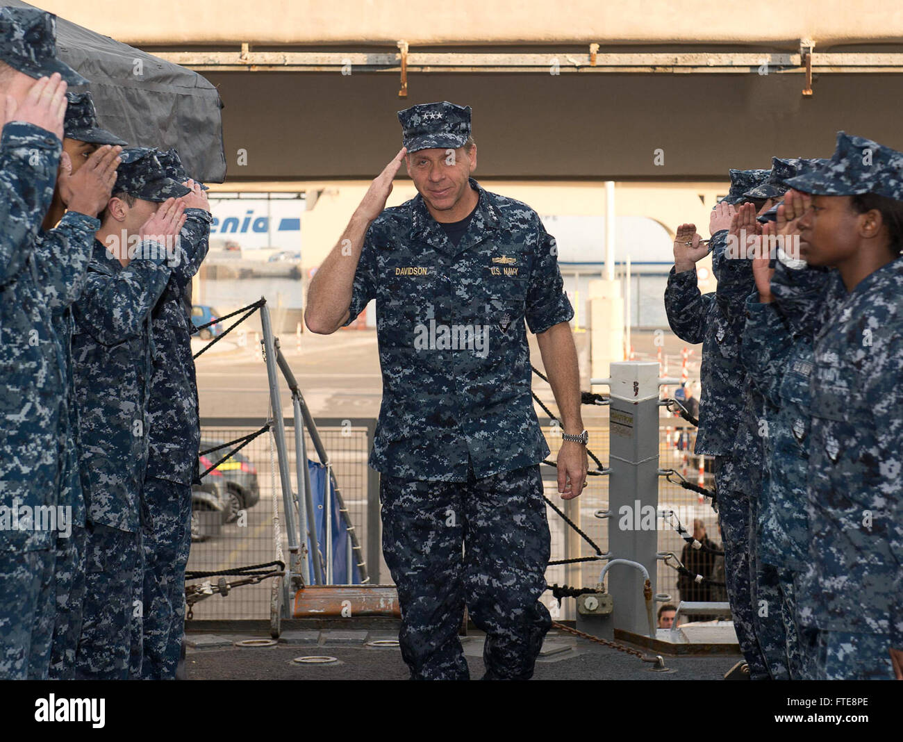 Am 23. Dezember 2013 wird Vize-ADM Phil Davidson, Kommandeur der 6. US-Flotte, von Sideboys an Bord der USS Nitze (DDG 94) in Neapel geehrt. Die USS Nitze, die zur Unterstützung der Operationen der 6. US-Flotte im Seeverkehr eingesetzt wurde, spielt eine Schlüsselrolle in der globalen Sicherheitszusammenarbeit. Stockfoto