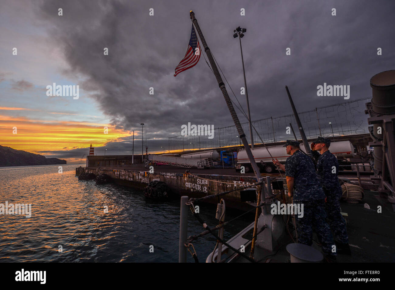 Die USS Monterey (CG 61), ein Lenkraketenkreuzer, ist in Funchal, Portugal, vertäut. Das Foto zeigt den Sonar-Techniker 2. Klasse Dennis Wagner und den Operations Specialist Seaman Apprentice Jacob Stewlow, die Morgenfarben während des Schiffsbesuchs im Hafen halten. Die Monterey ist an maritimen Sicherheitsoperationen und an der Zusammenarbeit im Bereich der Theatersicherheit im Gebiet der 6. US-Flotte beteiligt. Stockfoto