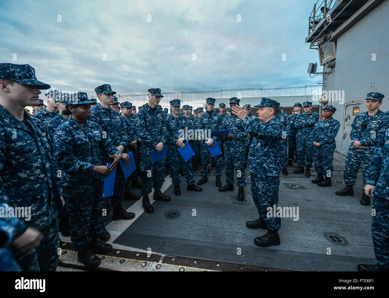 Kapitän Rick Cheeseman von der USS Monterey (CG 61) spricht seine Seeleute während eines Allhändlers auf dem Flugdeck des Schiffes in Funchal, Portugal, an. Der Lenkraketenkreuzer wurde für einen Hafenbesuch im Rahmen seiner Unterstützung für die maritimen Sicherheitseinsätze im Einsatzgebiet der 6. US-Flotte vor Anker gestellt. Stockfoto