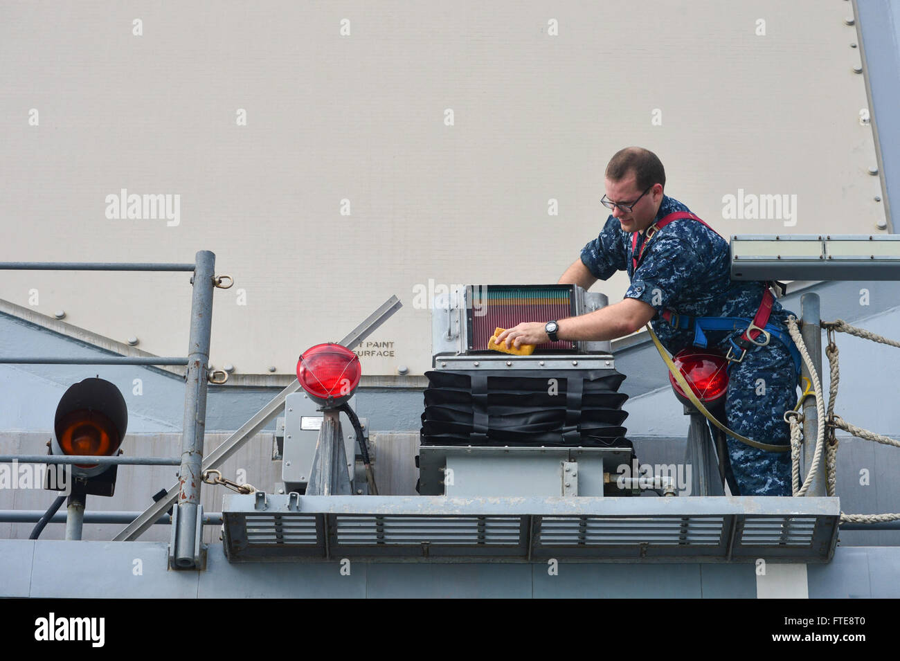 Am 26. Dezember 2013 führt Jonathan Hart an Bord der USS Monterey (CG 61) Wartungsarbeiten an der stabilisierten Gleitwinkelanzeige durch, während sie in Funchal angedockt ist. Monterey wurde zur Unterstützung von Maßnahmen zur Gefahrenabwehr im Seeverkehr und der 6. US-Flotte eingesetzt. Stockfoto
