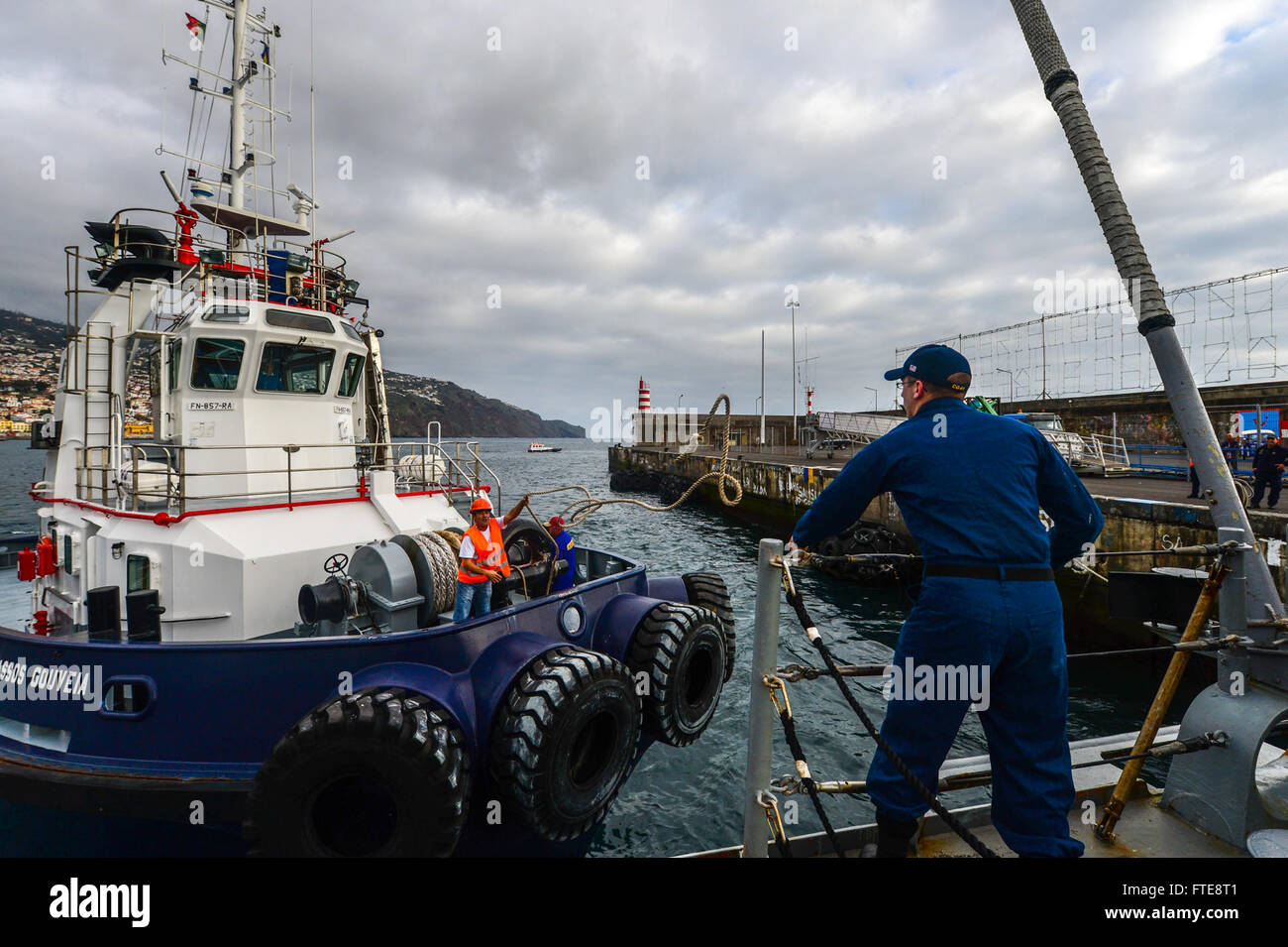 Am 26. Dezember 2013 verließ der Lenkraketenkreuzer USS Monterey (CG 61) Funchal, Portugal, nach einem Hafenbesuch. Die Besatzung des Schiffes nahm an den Operationen zur Gefahrenabwehr und an der Zusammenarbeit im Bereich der Theatersicherheit Teil, um die Operationen der 6. US-Flotte zu unterstützen. Stockfoto