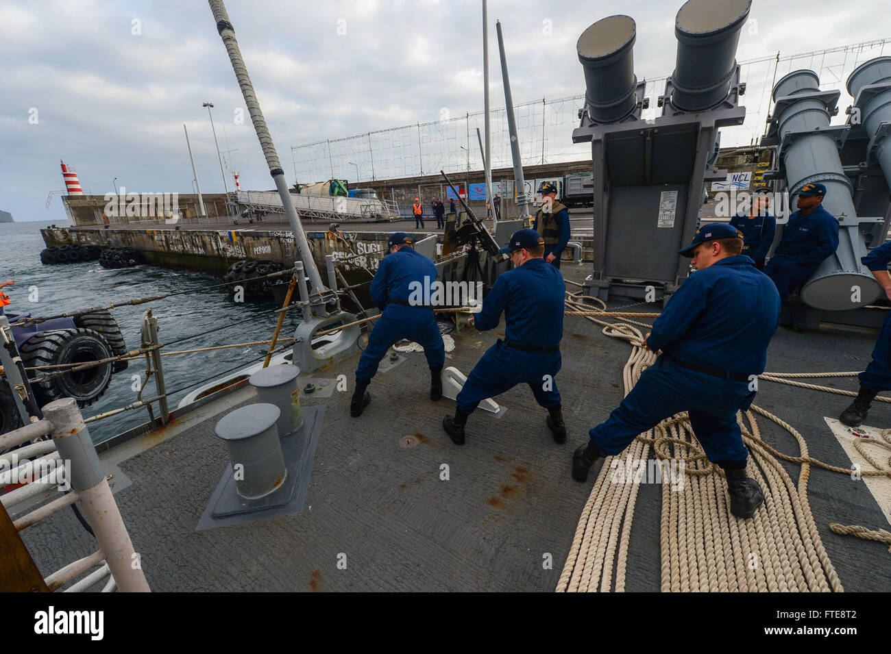 Am 26. Dezember 2013 verlässt die USS Monterey (CG 61) Funchal, Portugal, nach einem Hafenbesuch. Der Lenkraketenkreuzer ist an maritimen Sicherheitsoperationen und an der Zusammenarbeit im Bereich der Theatersicherheit im Einsatzgebiet der 6. US-Flotte beteiligt und unterstützt die Interessen der USA in der Region. Stockfoto