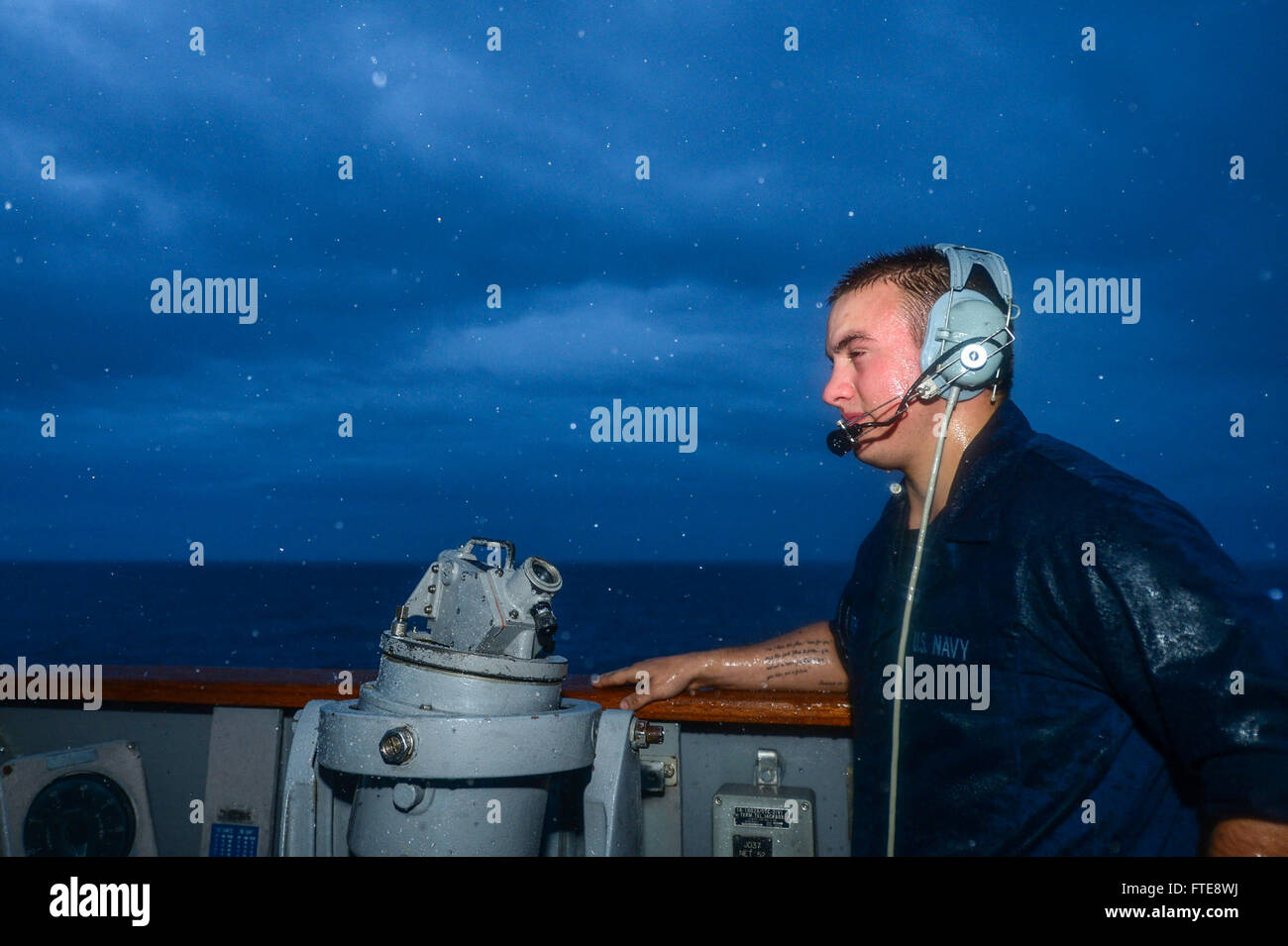 Der Seemann Recruit Cody Smith steht auf der Brücke der USS Monterey (CG 61), während er im Atlantik stationiert ist. Die USS Monterey, ein Lenkraketenkreuzer, kehrt nach einem Einsatz in der 5. Und 6. US-Flotte nach Norfolk zurück. Dieses Bild zeigt die Routineaufgaben des Navy-Personals während eines Einsatzes. Stockfoto