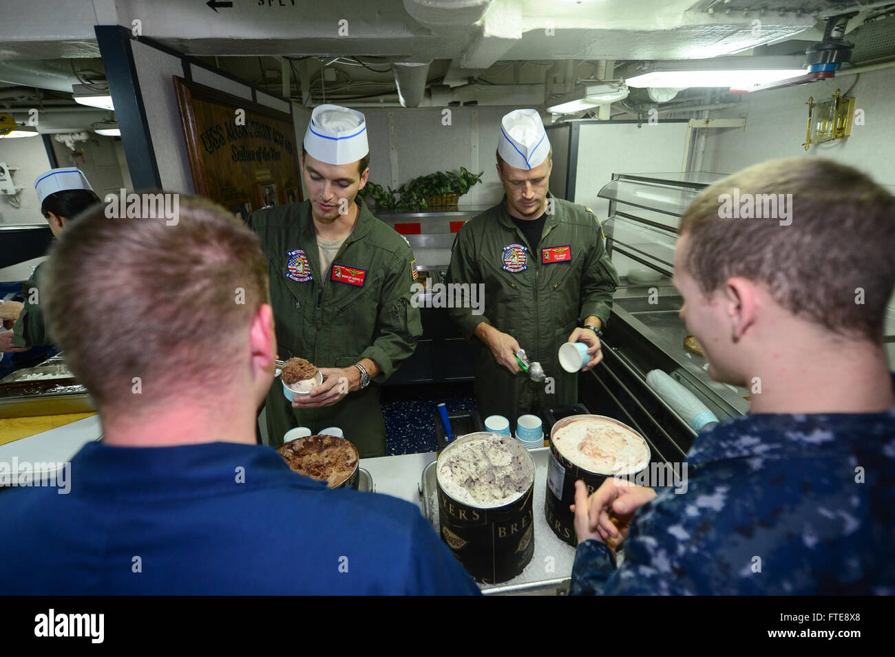 131230-N-QL471-195 Atlantik (30. Dezember 2013) Lt. Brantley Harvey, Zuge-zweiter von links und Lt. CMdR Stuart Lindley, beide, die Vipern der Hubschrauber Anti-Submarine Squadron Licht (HSL) 48, servieren Eis während ein Eis auf den Chaos-Decks an Bord der geführte Flugkörper Kreuzer USS Monterey (CG-61) soziale Monterey ist voraussichtlich zurück zum Heimathafen in Norfolk nach einer neun-Monats-Bereitstellung zu den US-5. und 6. Flotte Bereichen Verantwortung. (Foto: U.S. Navy Mass Communication Specialist 2. Klasse Billy Ho/freigegeben) Stockfoto