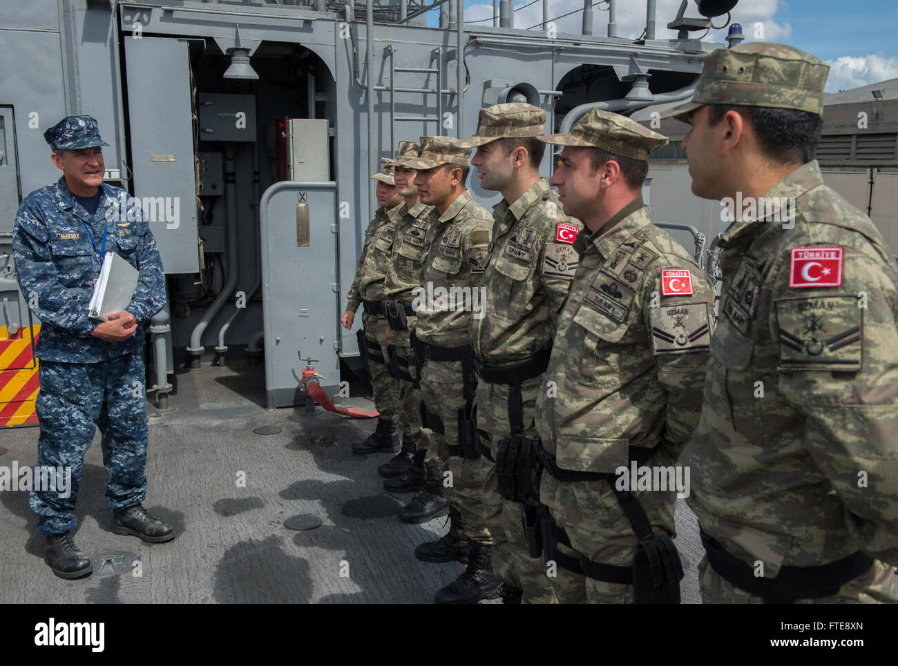 Cmdr. Paul McHenry trifft sich mit dem türkischen Seeverbot-Team an Bord der TCG Turgutreis in Tunesien und nimmt an der Übung Phoenix Express 2015 Teil, die darauf abzielt, die maritime Zusammenarbeit, das Bewusstsein und die Verbotstaktiken zur Bekämpfung illegaler Seetätigkeiten zu verbessern. Stockfoto