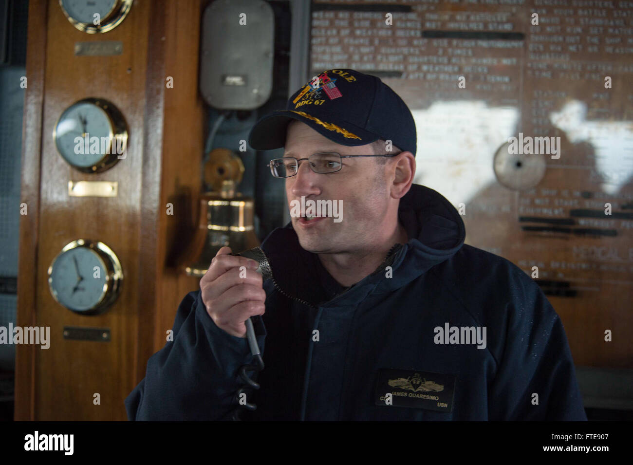150207-N-TC720-702-Ägäis (7. Februar 2015) - James A. Quaresimo, imposanten Cfficer der USS Cole (DDG-67), macht eine Ankündigung zu den Seeleuten über das Schiff 1MC 7. Februar 2015. Cole, ein Zerstörer der Arleigh-Burke-Klasse-geführte Flugkörper in Norfolk, Gridley führt Marinebetriebe in den USA 6. Flotte Bereich der Maßnahmen zur Erhöhung der Sicherheit der Vereinigten Staaten in Europa interessiert. (Foto: U.S. Navy Mass Communication Specialist 3. Klasse Matte Murch/freigegeben) Stockfoto