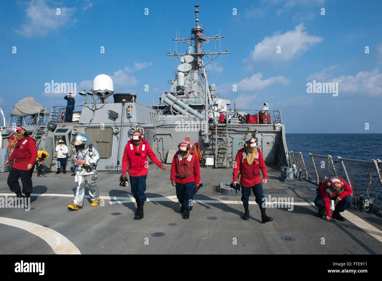 MEDITERRANEAN SEA (4. Januar 2014) - Segler führen einen Fremdkörper Fremdkörper (FOD) Spaziergang nach unten auf dem Flugdeck der Arleigh-Burke-Klasse geführte Flugkörper Zerstörer USS Stout (DDG-55) während einer Hubschrauber-Absturz und Bergung Drill.  Stout, Gridley in Norfolk, Virginia, ist auf eine geplante Bereitstellung unterstützen maritimer Sicherheitsoperationen und Sicherheitsbemühungen Zusammenarbeit Theater in den USA 6. Flotte Einsatzgebiet. (Foto: U.S. Navy Mass Communication Specialist 2. Klasse Amanda R. Gray/freigegeben) Stockfoto