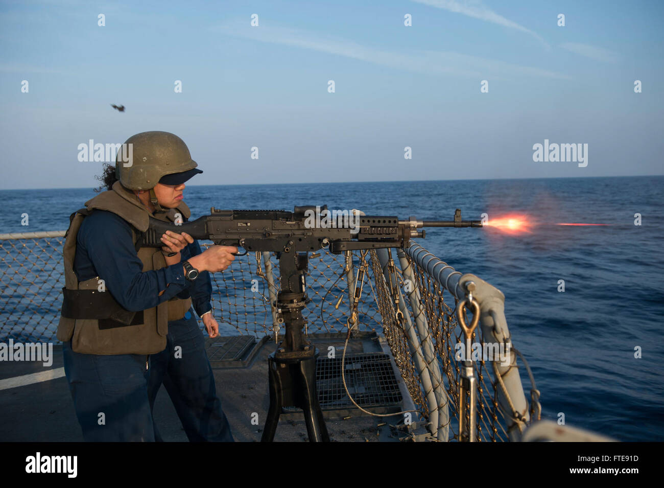 Der Schiffsoffizier der 3. Klasse Hoi Hang Yu führt an Bord der USS Stout (DDG 55) eine Feuerübung mit einem M240B-Maschinengewehr durch. Die USS Stout, Teil der 6. Flotte der US Navy, unterstützt maritime Sicherheitseinsätze und die Zusammenarbeit im Bereich der Theatersicherheit im Mittelmeer. Stockfoto