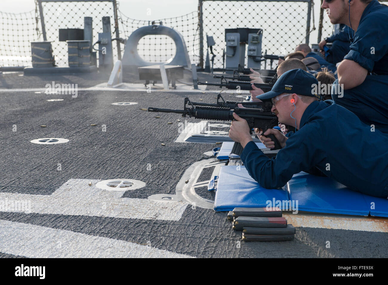 Der Elektroniktechniker der 2. Klasse Arik Justason feuert während einer Qualifikationsübung an Bord der USS Stout im Mittelmeer ein M4-Karabingewehr ab, was die Bereitschaft und Ausbildung der Marine unterstreicht. Stockfoto