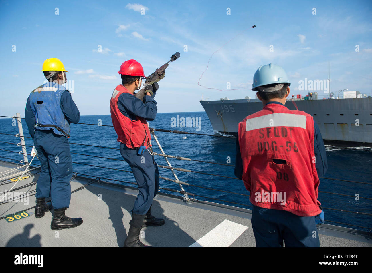 140111-N-UD469-382: Mittelmeer (11. Januar 2014) - Gunner es Mate 3. Klasse Christian Davis feuert eine Schuss Linie aus der Arleigh-Burke-Klasse geführte Flugkörper Zerstörer USS Stout (DDG-55) während einer Auffüllung auf See mit den Military Sealift Command Flotte Nachschub Öler USNS Leroy Grumman (T-AO-195). Stout, Gridley in Norfolk, Virginia, ist auf eine geplante Bereitstellung unterstützen maritimer Sicherheitsoperationen und Sicherheitsbemühungen Zusammenarbeit Theater in den USA 6. Flotte Einsatzgebiet. (Foto: U.S. Navy Mass Communication Specialist 2. Klasse Amanda R. Gray/freigegeben) Stockfoto