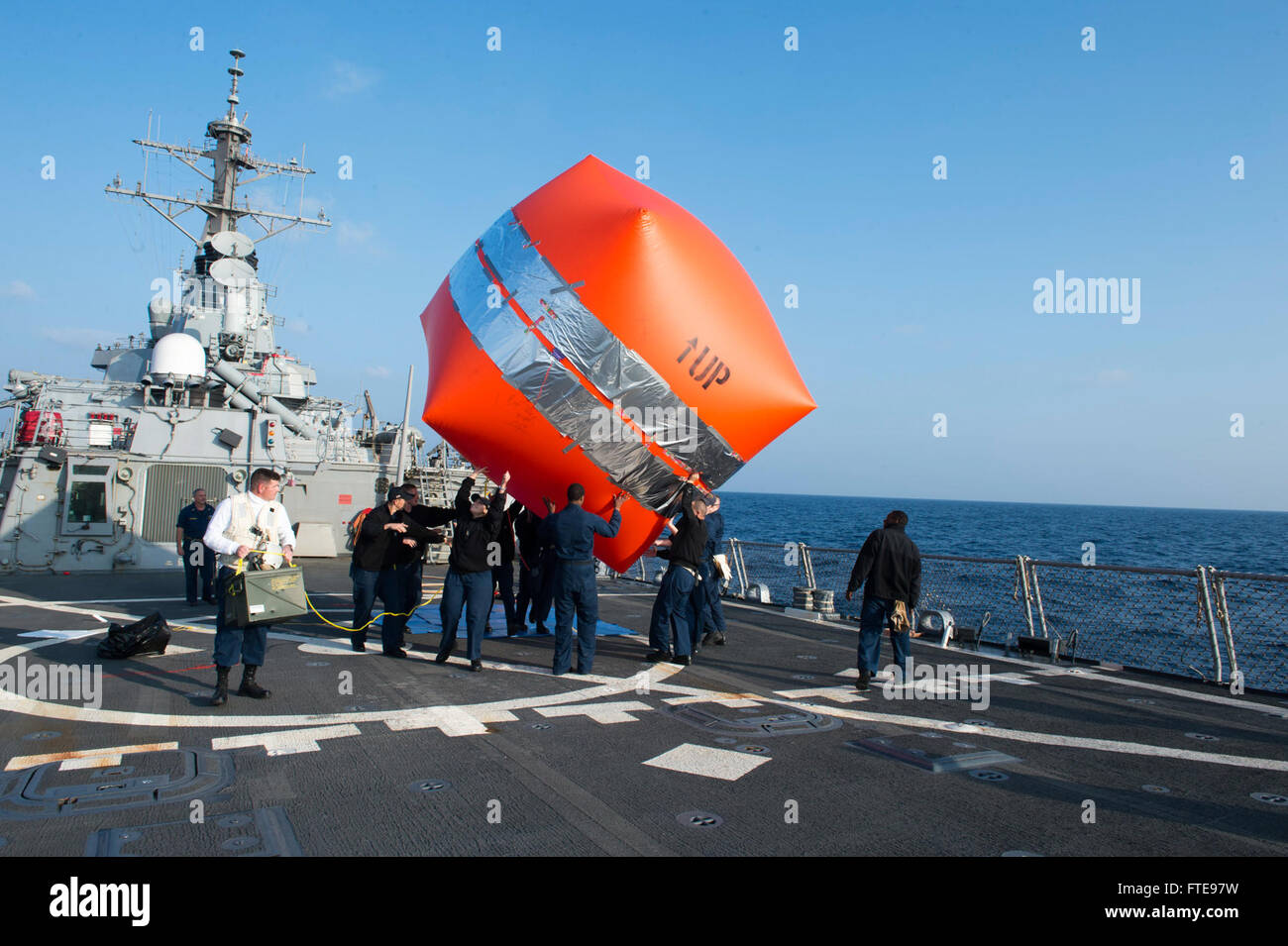 Seeleute an Bord der USS Stout (DDG 55) führen eine Feuerübung mit dem FS Surcouf (F 711) der französischen Marine vor der Mittelmeerküste durch, um die Zusammenarbeit zwischen den USA und Frankreich im Seeverkehr zu verbessern. Stockfoto