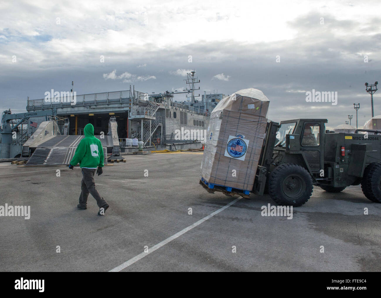 ROTA, Spanien (29. Januar 2014) – Zivildienst Seeleute zugewiesen, gemeinsame High-Speed-Schiff USNS Speerspitze (JHSV 1) Onload-Mobilitätshilfen und medizinische Versorgung für Teile Afrikas unter der US-Marine Project durch Programm gebunden. Handclasp ist ein Marine-Programm, die akzeptiert und Goodwill Material an Bord von Marineschiffen für die Verteilung an ausländische Nation Empfänger transportiert. Speerspitze werden Materialien und unterstützt die internationalen Kapazitäten Programm Afrika Partnerschaft Station entlasten. (Foto: U.S. Navy Mass Communication Specialist 2. Klasse Jeff Atherton / veröffentlicht) Beitreten t Stockfoto