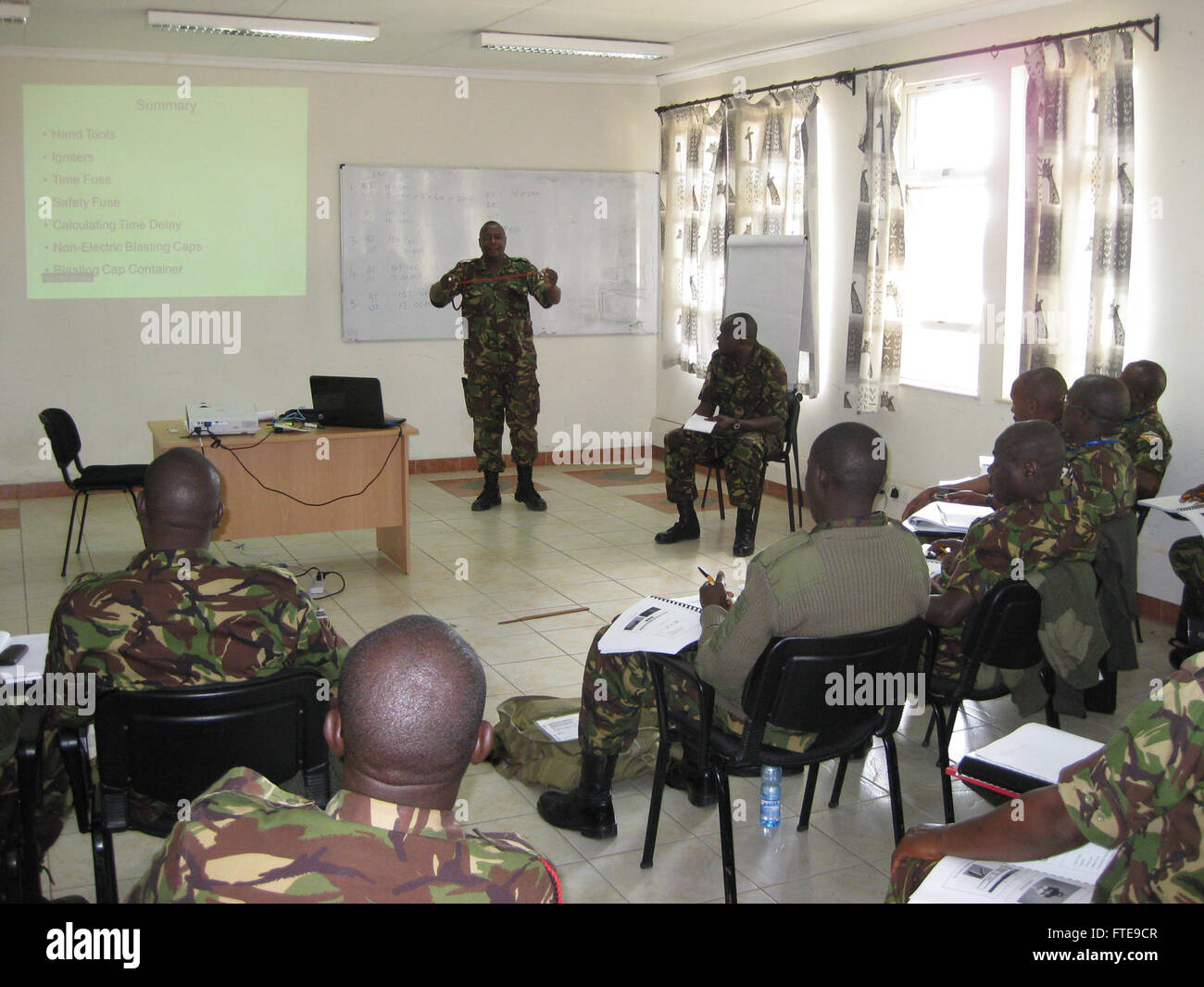 140131-N-ZZ999-001 NAIROBI, Kenia (31. Januar 2014) - humanitäre Peace Support (HSPs) Lehrer, CPL. Simon Ndungu aus Kenia Defence Force, fasst seine Vorlesung über Abriss Materialien. Explosive Verordnung Entsorgung Moblie Einheit (EODMU) 8 unterstützt das Humanitarian Mine Action Train-the-Trainer-Programm in ganz Afrika, Host militärische und zivile EOD Personal in explosiven Bestandsverwaltung. (Foto der US Navy)  Nehmen Sie das Gespräch auf Twitter (https://twitter.com/naveur navaf) folgen Sie uns auf Facebook (https://www.facebook.com/USNavalForcesEuropeAfrica) und y Stockfoto