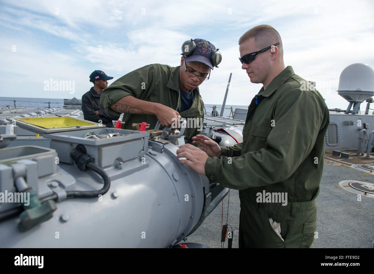 Mittelmeer (31. Januar 2014) - Gunner es Mate 3. Klasse Christian Davis, links, und des Kanoniers Mate Seaman David Harper Lasten den dagegen verstößt Mechanismus in einem Torpedorohr an Bord der Arleigh-Burke-Klasse geführte Flugkörper Zerstörer USS Stout (DDG-55).  Stout, Gridley in Norfolk, Virginia, ist auf eine geplante Bereitstellung unterstützen maritimer Sicherheitsoperationen und Sicherheitsbemühungen Zusammenarbeit Theater in den USA 6. Flotte Einsatzgebiet. (Foto: U.S. Navy Mass Communication Specialist 2. Klasse Amanda R. Gray/freigegeben) Stockfoto