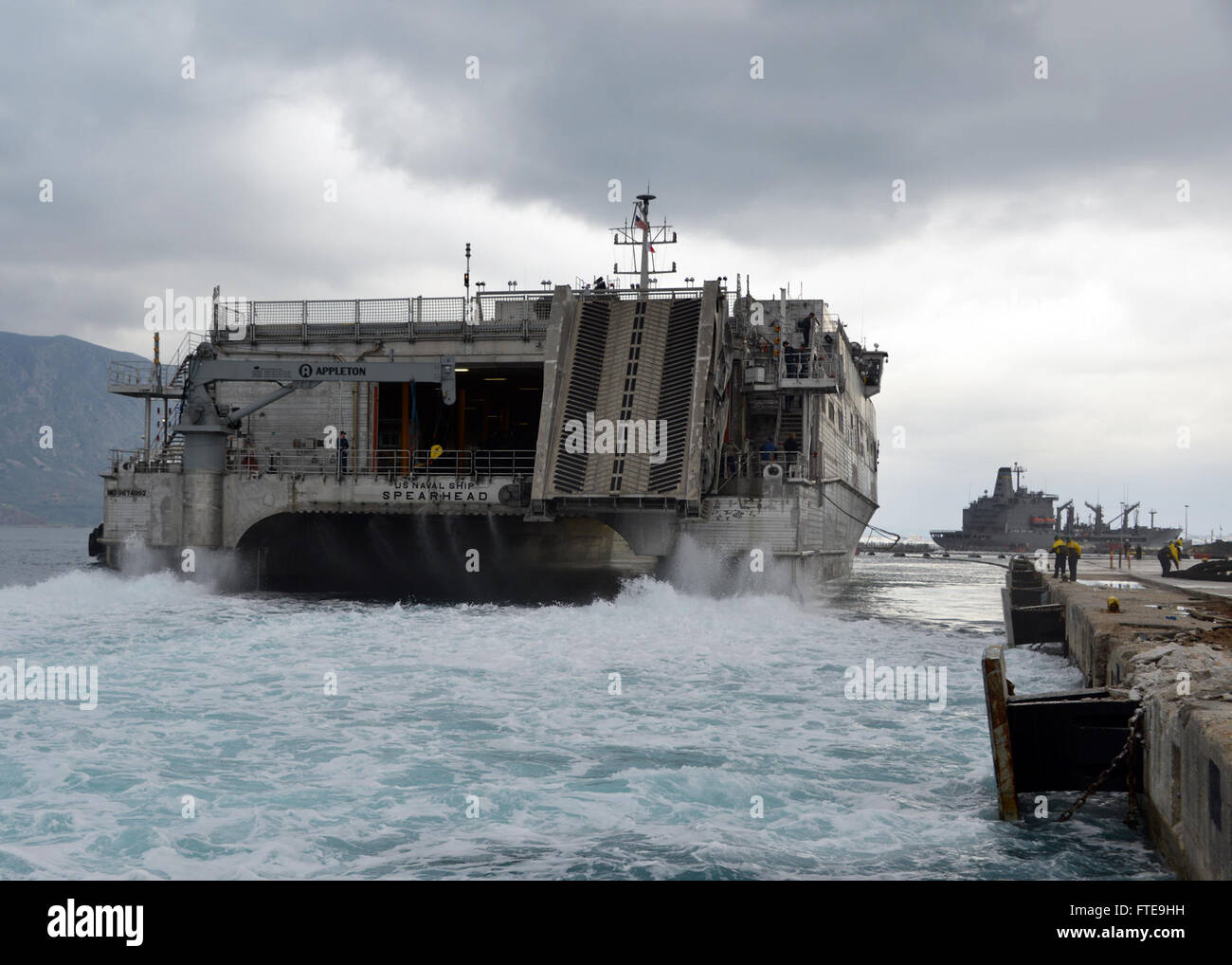Die USNS Spearhead (JHSV 1) kommt während ihres ersten operativen Einsatzes in Souda Bay, Griechenland, an. Das Schiff ist Teil der Bemühungen der US Navy um die Zusammenarbeit im Bereich der Theatersicherheit und den Aufbau internationaler Kapazitäten im Gebiet der 6. US-Flotte. Stockfoto