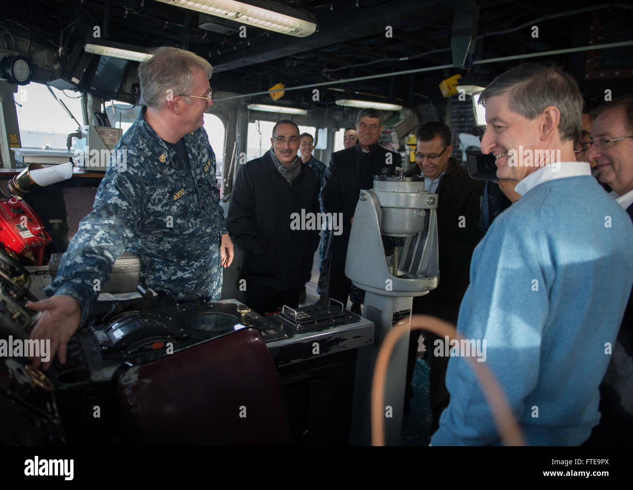 140208-N-SK590-207 TUNIS, Tunesien (8. Februar 2014) - Chief Quartermaster David Worthey gibt den USA, Großbritannien und türkischen Botschafter in Tunesien, sowie tunesischen Gesetzgeber eine Tour des Kampfes der Brücke von Oliver Hazard Perry-Klasse geführte Raketen Fregatte USS Elrod (FFG 55) während des Schiffs geplanten Besuch in Tunesien. Der Besuch dient der US Naval Forces Europe-Afrikas weiterhin an maritimen Partnerschaften zu stärken, um Stabilität in der Region zu verbessern. (Foto: U.S. Navy Mass Communication Specialist 2. Klasse Tim D. Godbee/freigegeben) Stockfoto